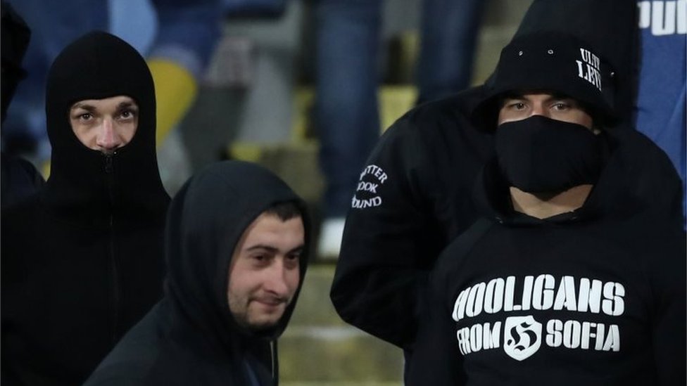 Un grupo de hinchas de Bulgaria profirió insultos racistas a los jugadores de Inglaterra, lo cual llevó a la interrupción del juego.
