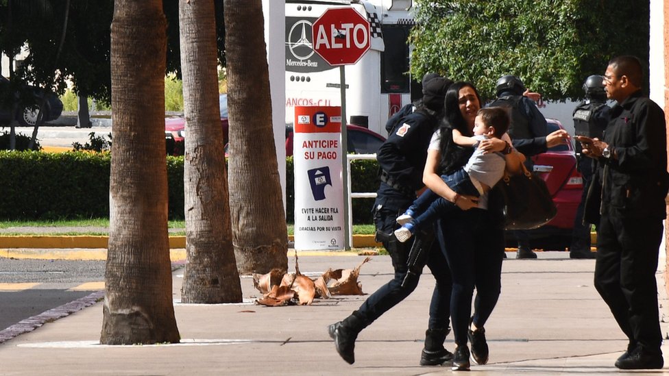 EN redes sociales circularon imágenes del terror que vivieron los residentes de Culiacán el jueves por la tarde.