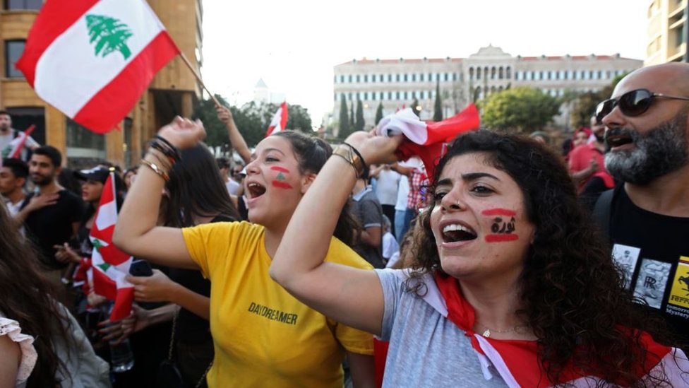 Decenas de miles de personas participan en protestas masivas en Líbano desde el pasado jueves.