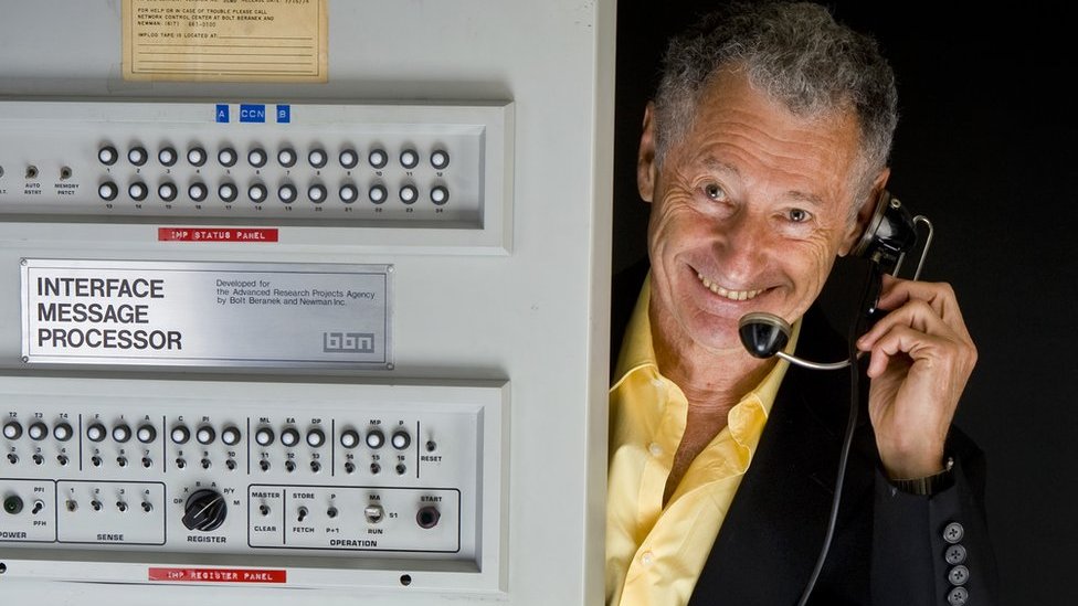 El profesor de ciencias de la computación Leonard Kleinrock con la primera IMP.