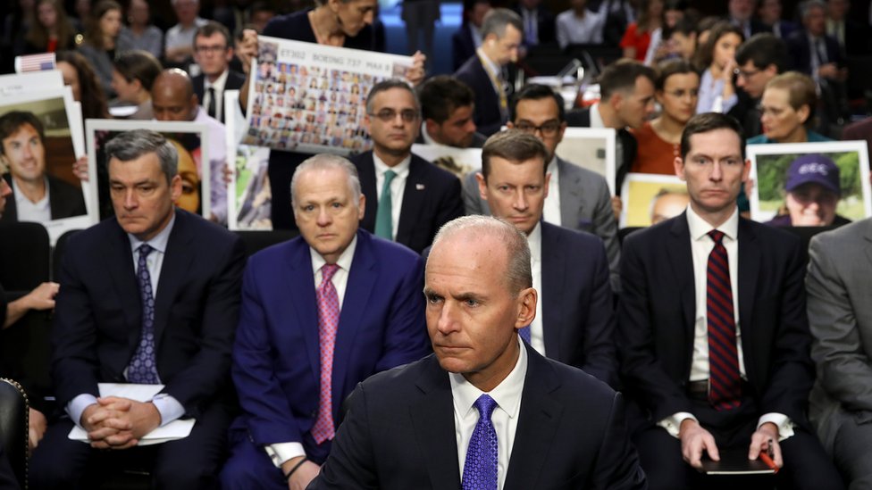 El director ejecutivo de Boeing Dennis Muilenburg tuvo que responder a las preguntas de los senadores de Estados Unidos sobre los accidentes del modelo de avión 737 Max 8.