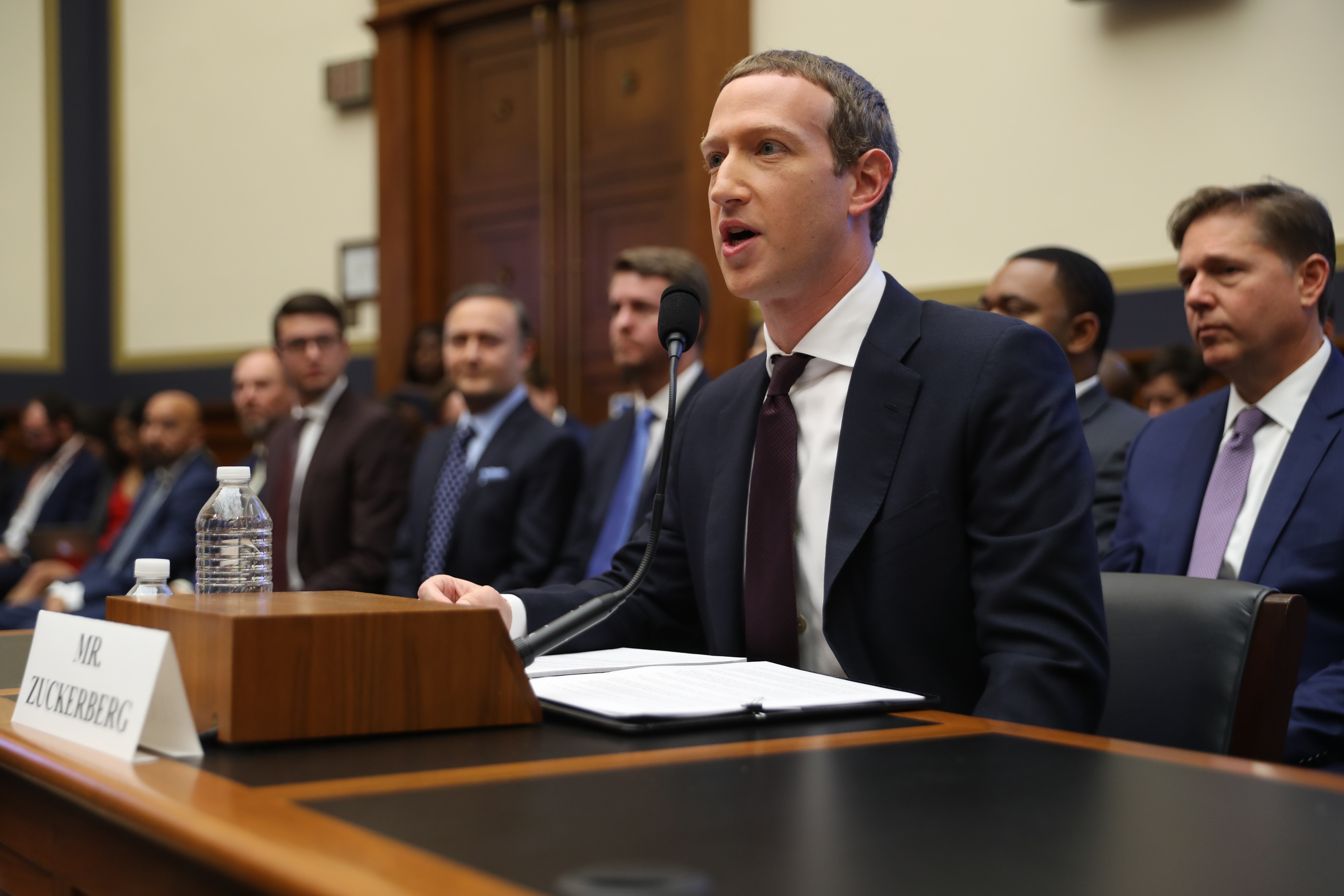 Mark Zuckerberg, testifica ante el Comité de Servicios Financieros de la Cámara de EE. UU., sobre la criptomoneda Libra propuesta por Facebook. (Foto Prensa Libre: AFP)