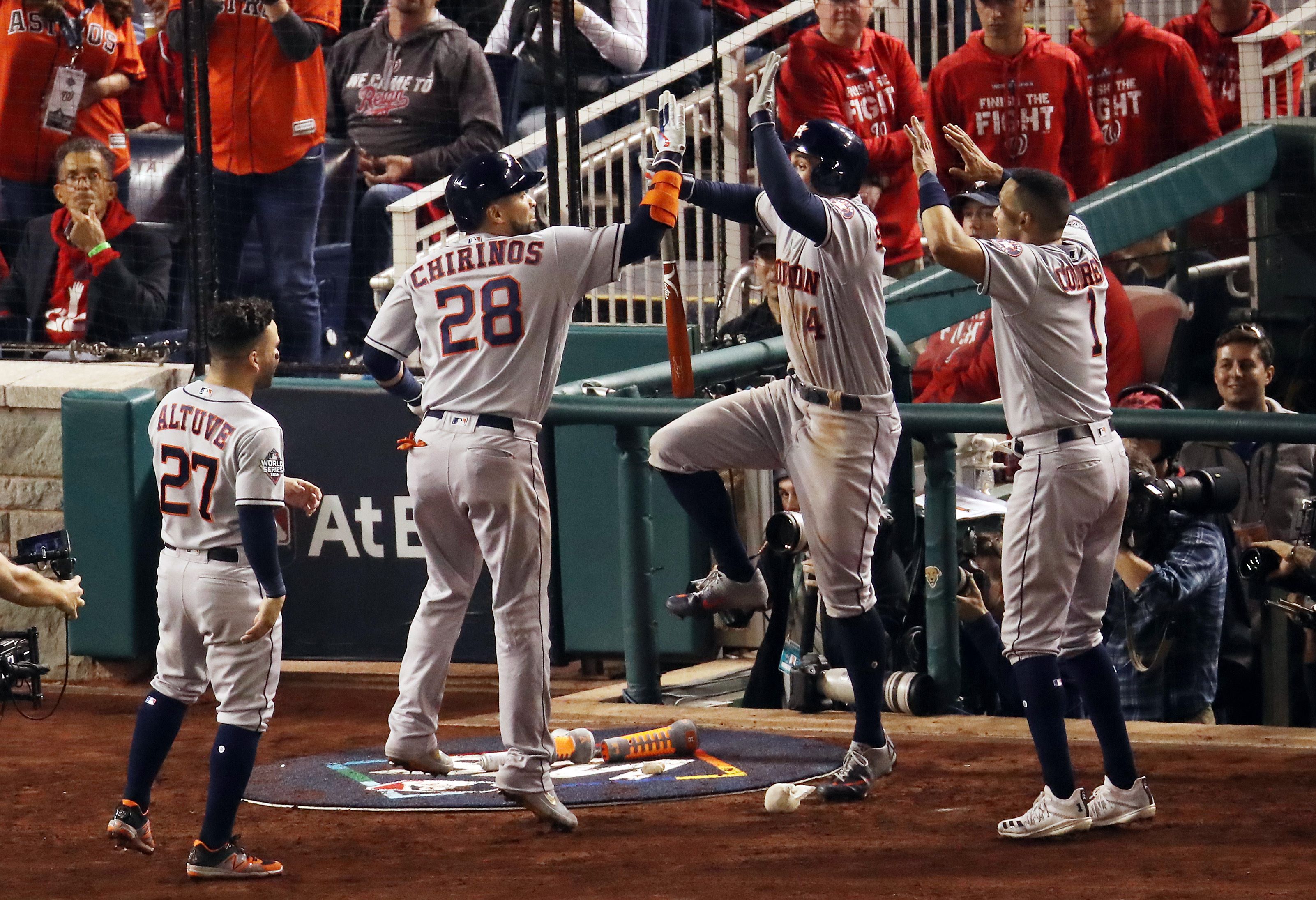 Los jugadores de los Astros festejan el triunfo en Washington. (Foto Prensa Libre: AFP)