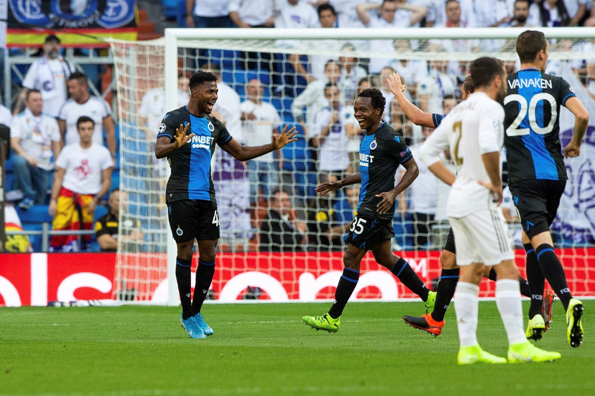 El delantero nigeriano del Club Brujas Emmanuel Dennis (i) celebra su gol frente al Real Madrid. (Foto Prensa Libre: EFE)