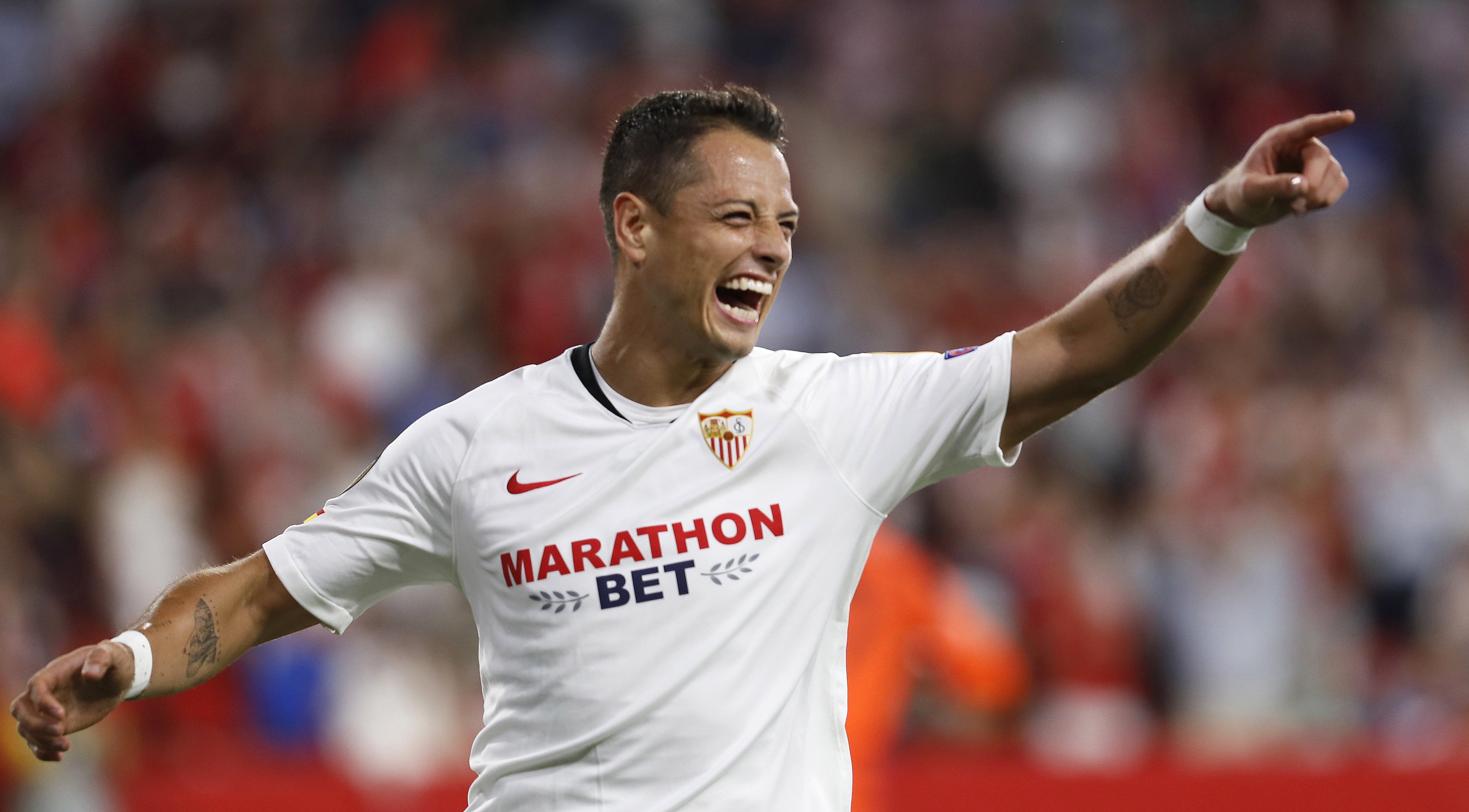 El delantero mexicano del Sevilla Chicharito celebra un gol durante el partido ante el Apoel. (Foto Prensa Libre: EFE)