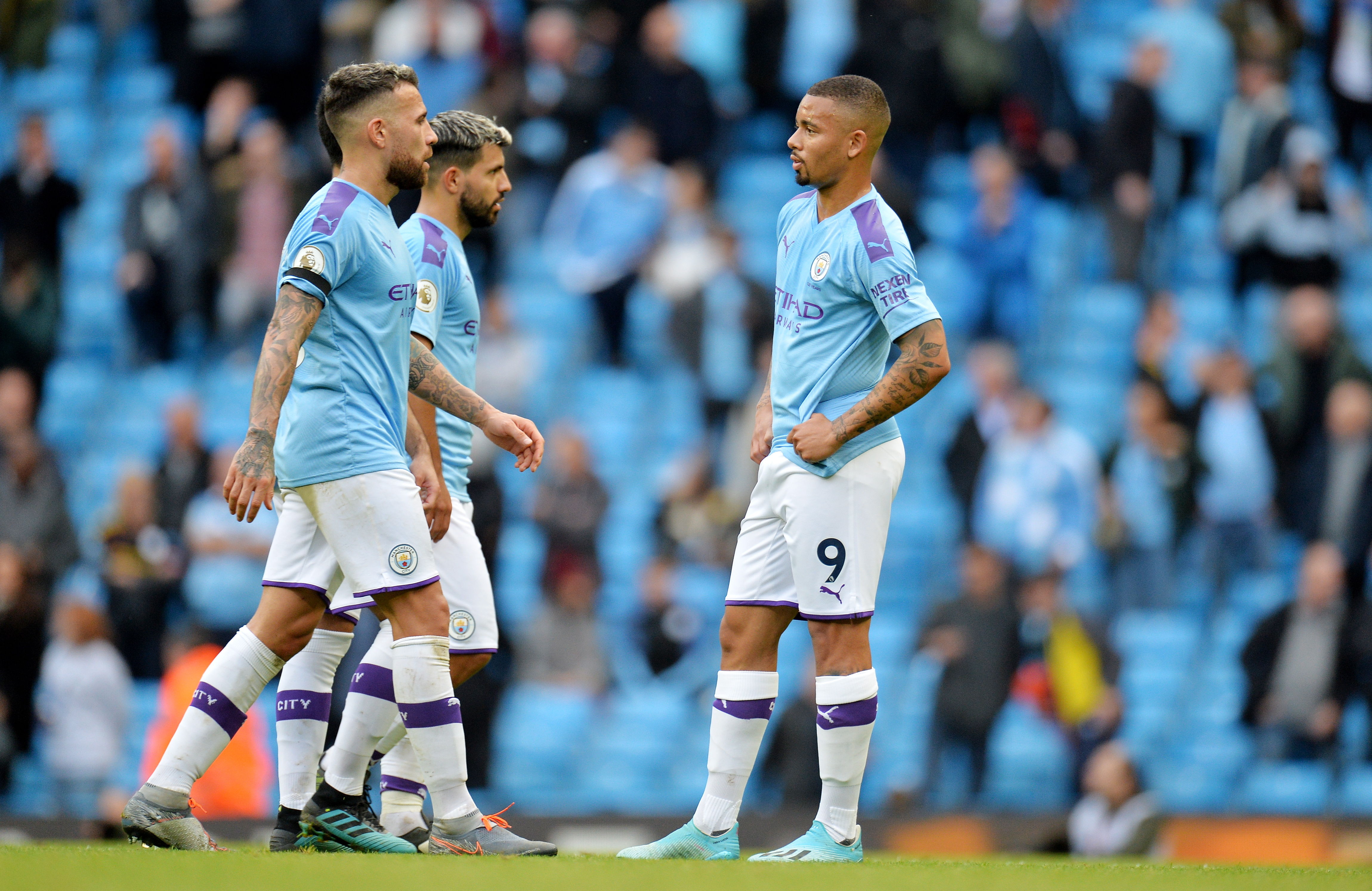 Los jugadores del City lucen desconsolados por la derrota. (Foto Prensa Libre: EFE)