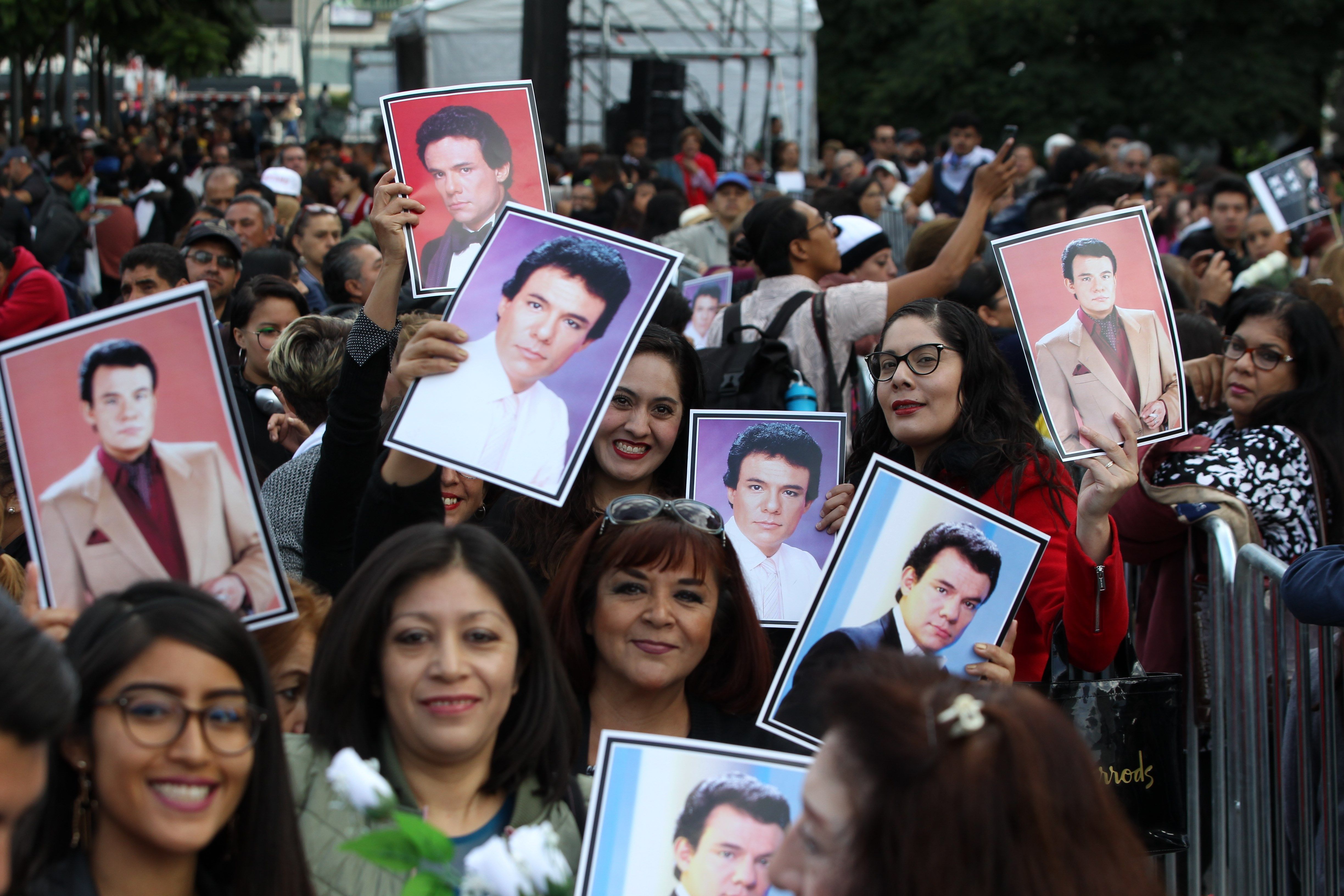 Una multitud de fanáticos del cantante  José José espera el arribo de sus cenizas en Ciudad de México. (Foto Prensa Libre: EFE)