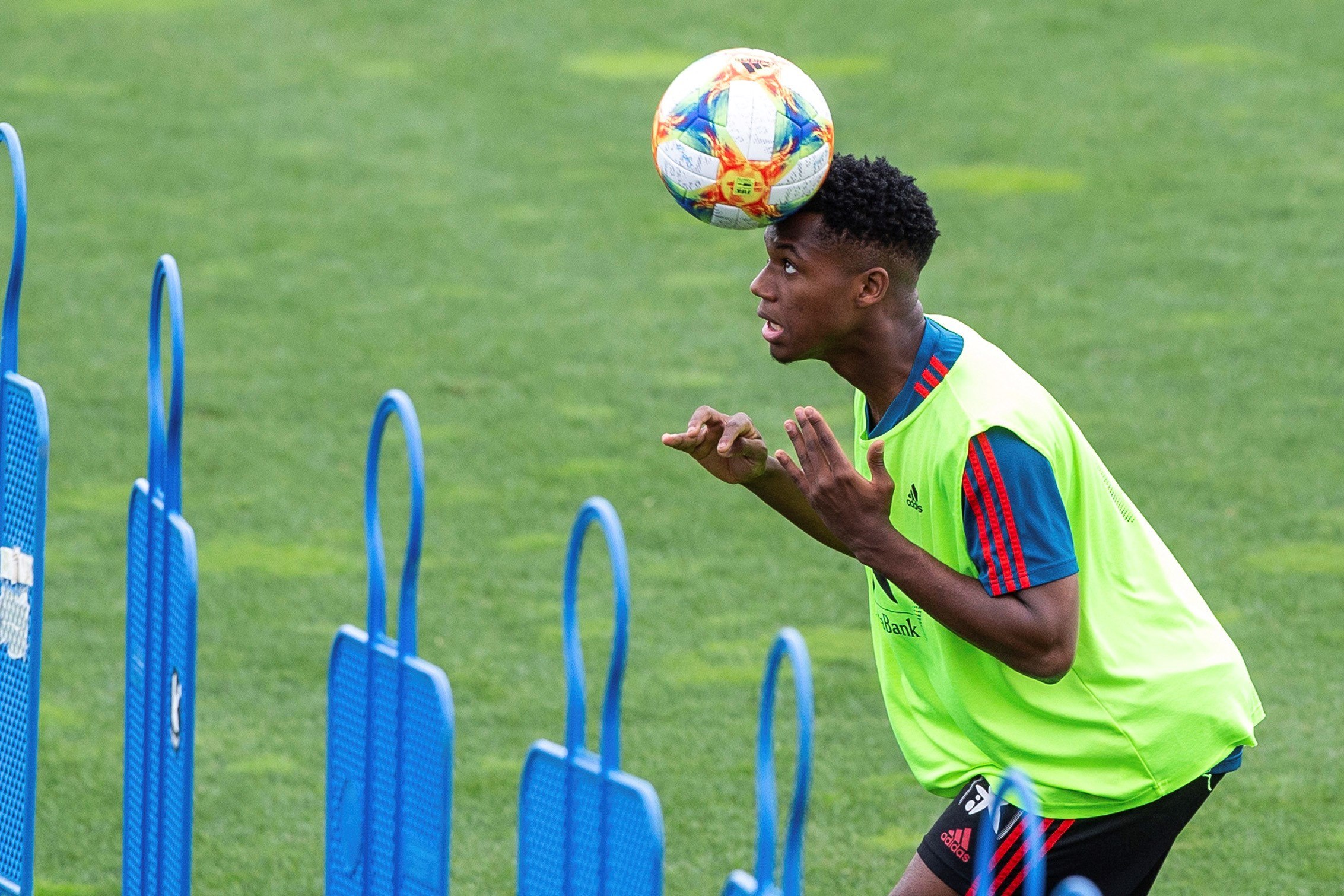 El jugador Ansu Fati, durante un entrenamiento con la selección española Sub 21, en la Ciudad del Fútbol de Las Rozas, en Madrid.  (Foto Prensa Libre: EFE)