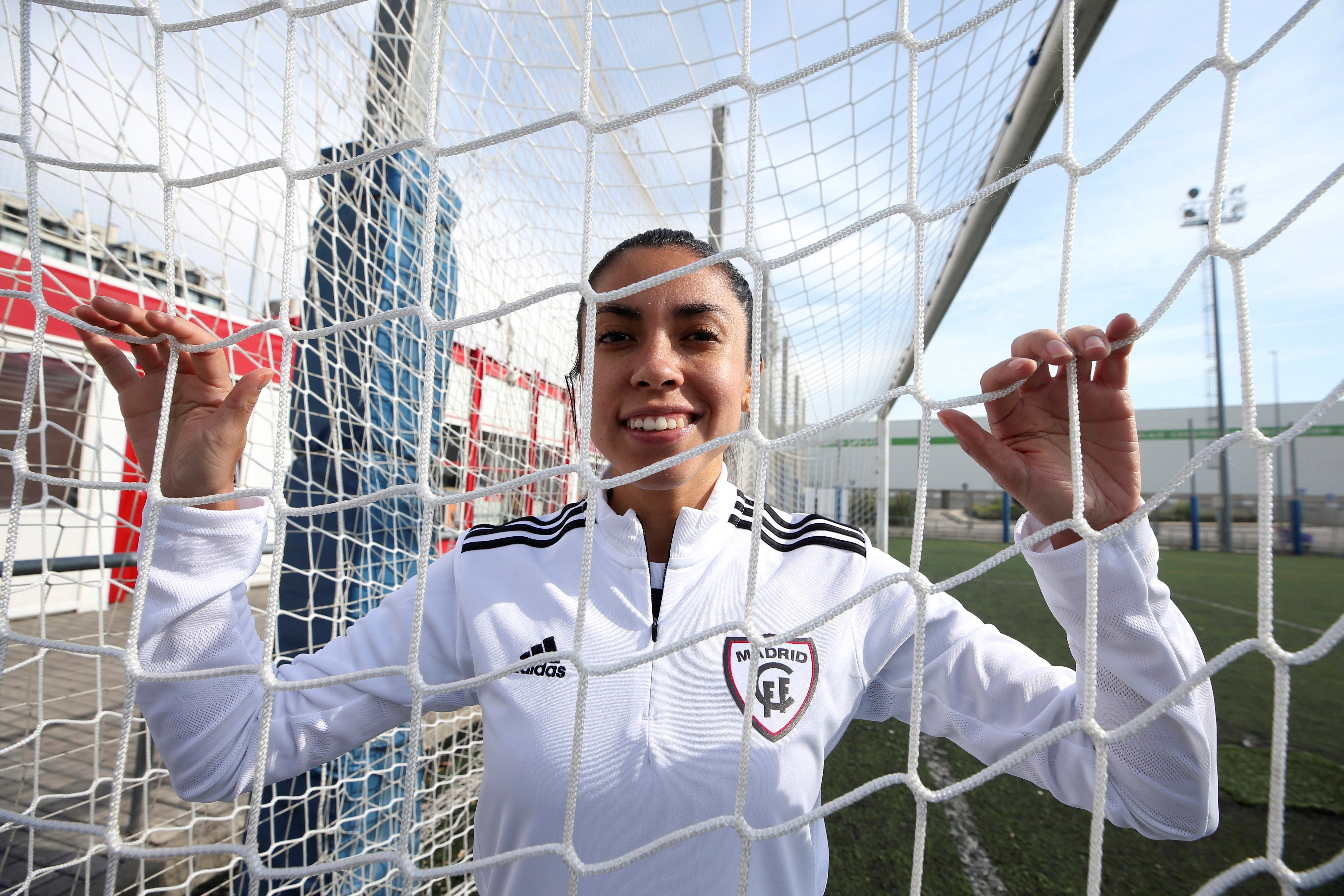 La delantera del Madrid CFF, la guatemalteca Ana Lucía Martínez, "Analú", en el Estadio Matapiñonera, Madrid. (Foto Prensa Libre: EFE)