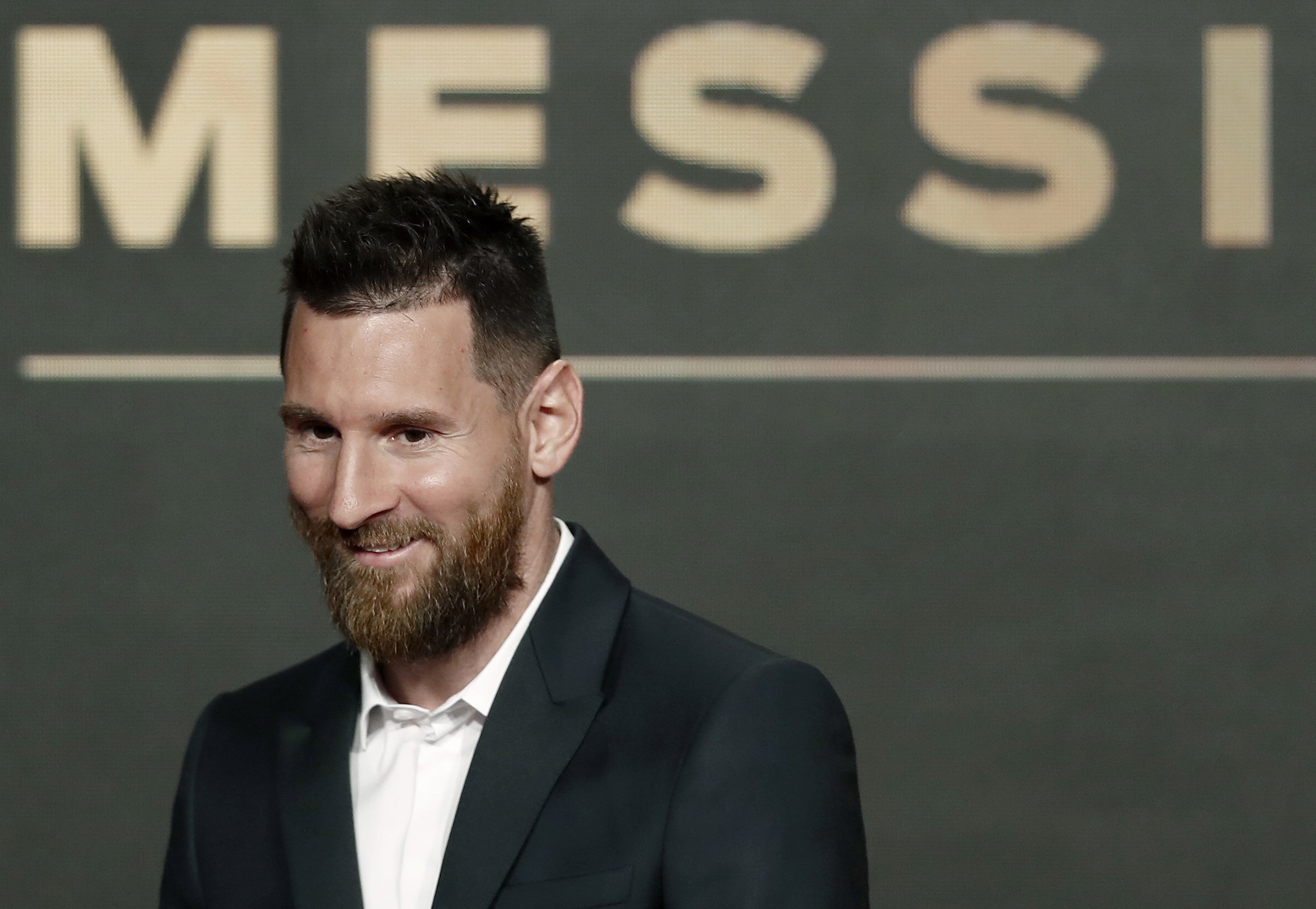 El delantero del FC Barcelona Lionel Messi posa tras recibir la Bota de Oro. (Foto Prensa Libre: EFE)