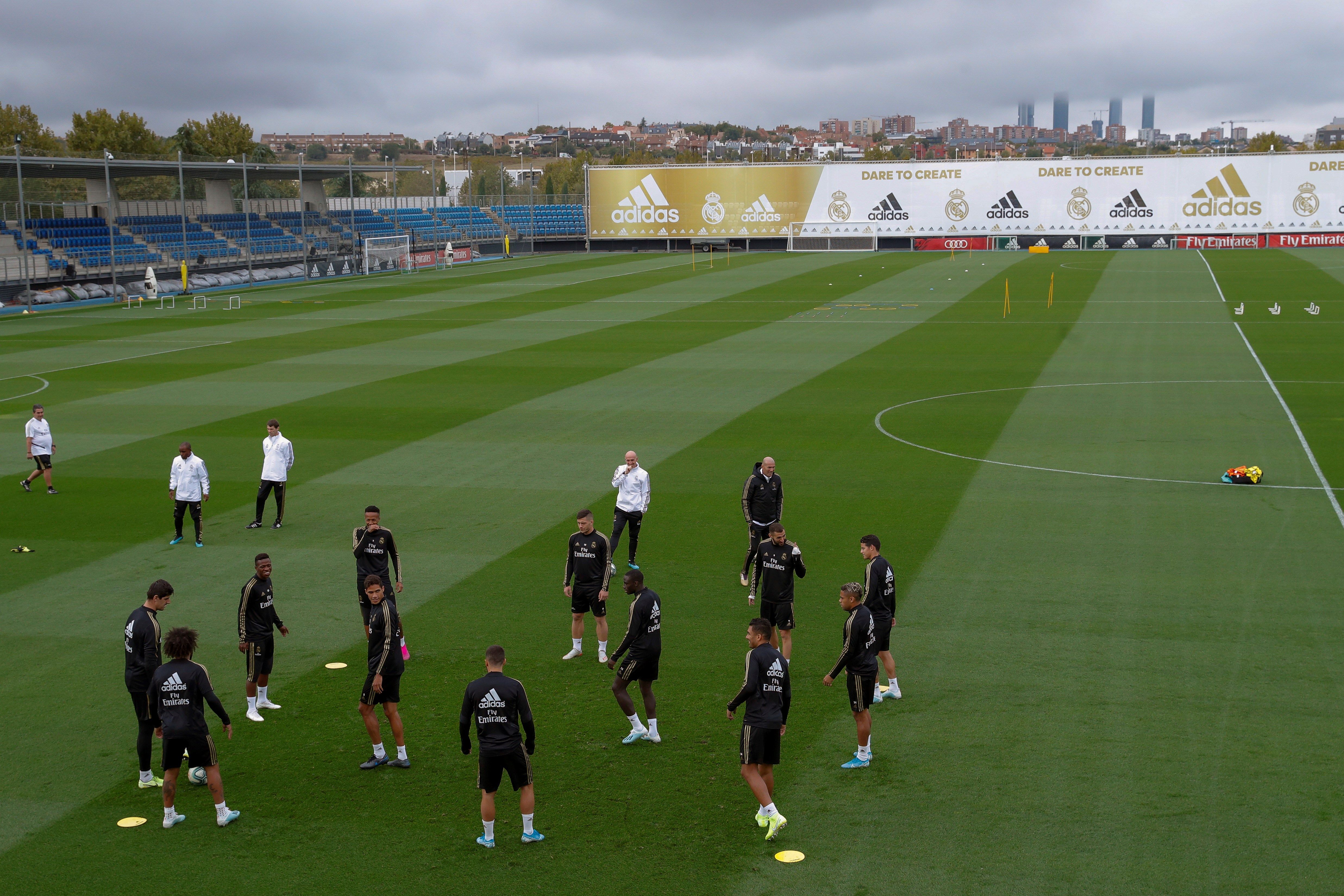 Vista general del entrenamiento del Real Madrid en la ciudad deportiva de Valdebebas para preparar el partido de Liga que les enfrenta al RCD Mallorca. (Foto Prensa Libre: EFE)