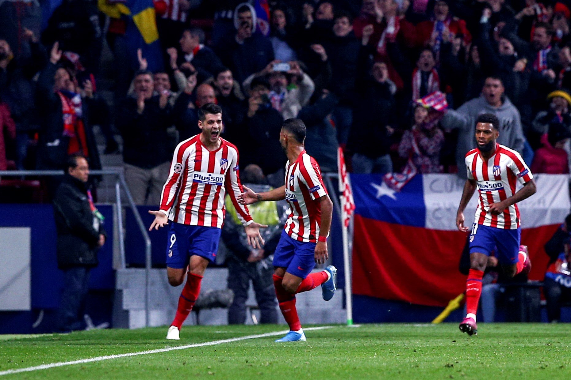 El delantero español del Atlético de Madrid Álvaro Morata (i) celebra su gol ante el Bayer Leverkusen correspondiente al grupo D de la Liga de Campeones que se disputa este martes en el estadio Wanda Metropolitano de Madrid. (Foto Prensa Libre:  EFE/ Rodrigo Jiménez).