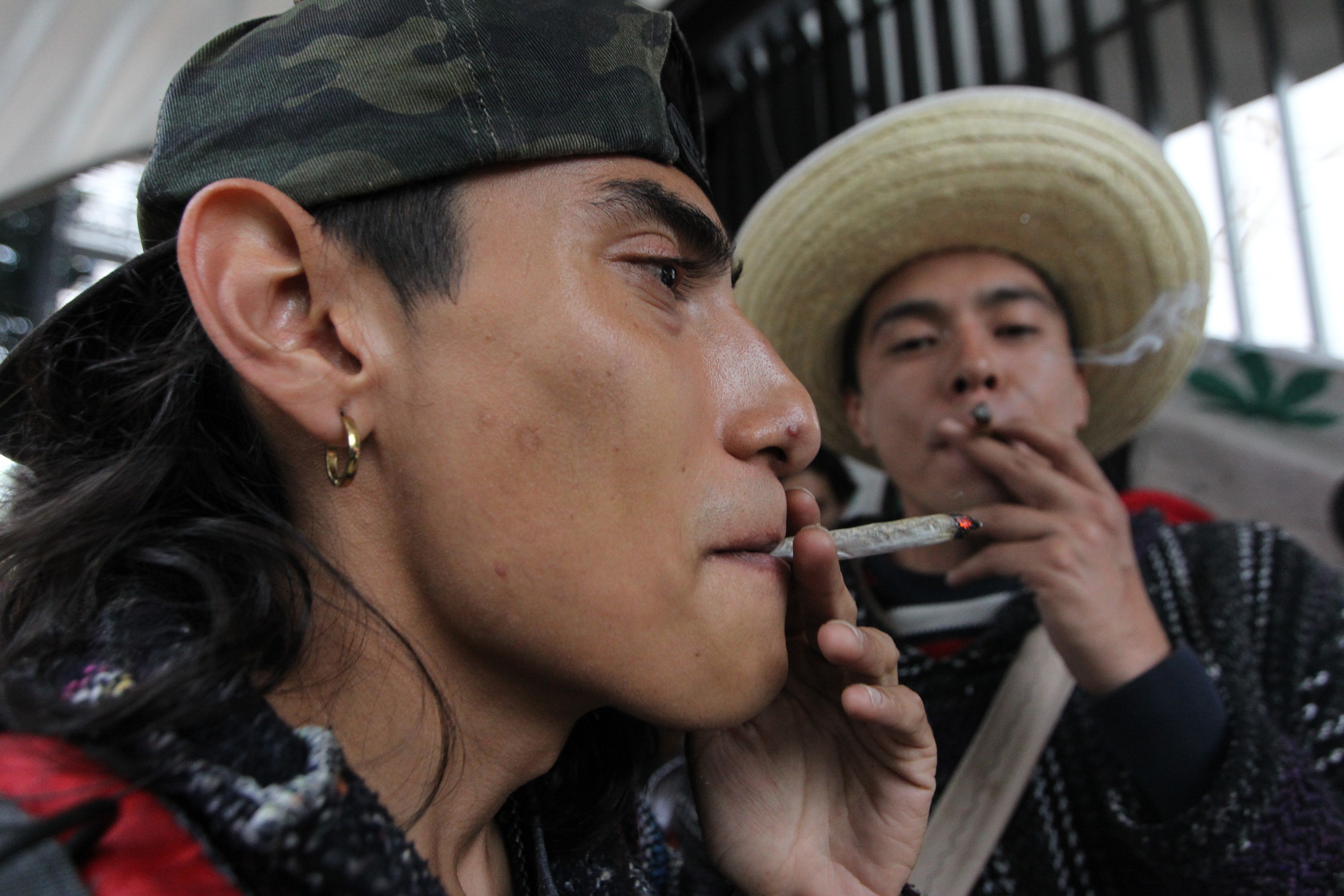 Un grupo de simpatizantes del consumo de marihuana protesta en las afueras de la Cámara de Senadores de México. (Foto Prensa Libre: EFE)