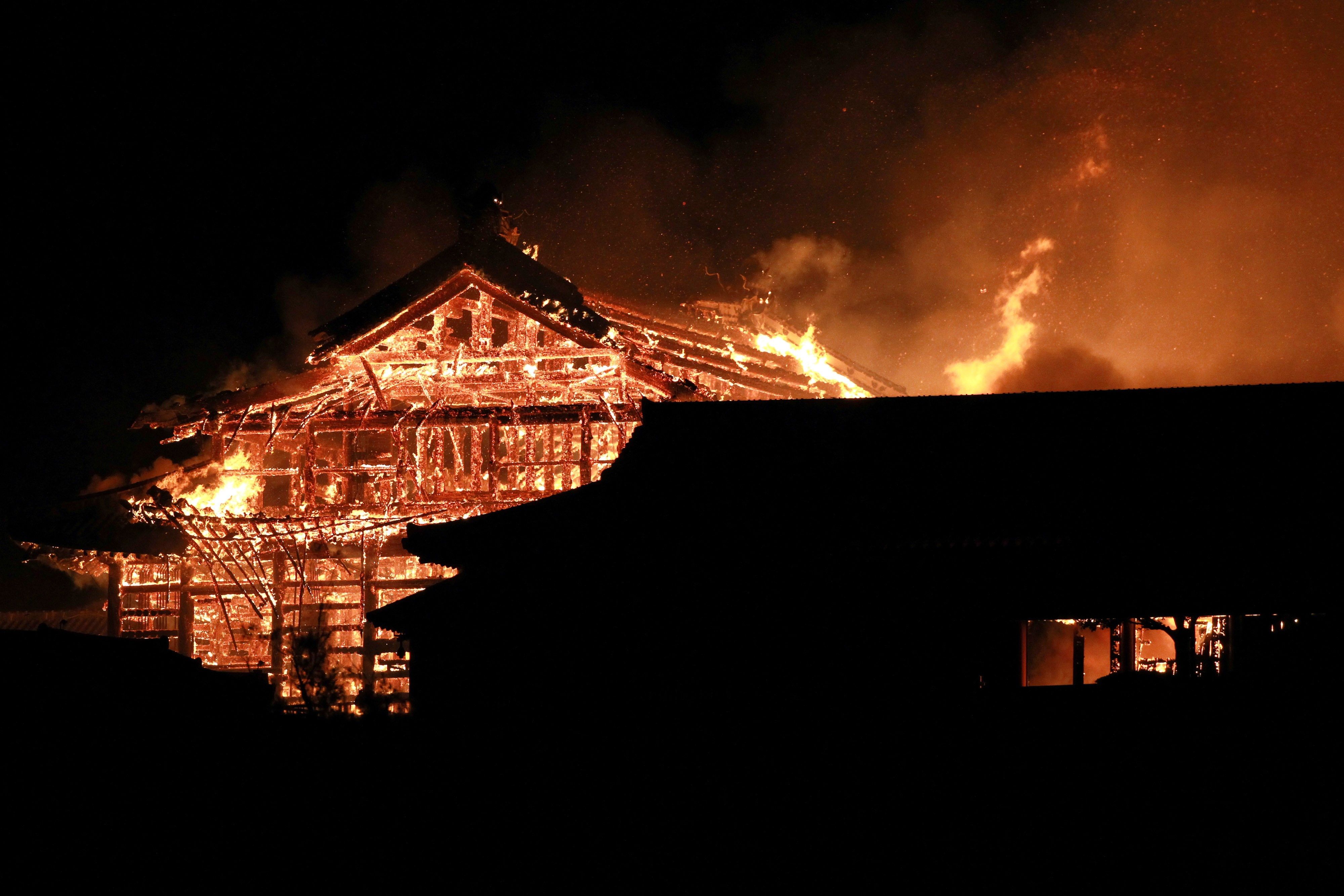 Vista del edificio principal del Castillo Shuri en llamas en Naha, prefectura de Okinawa (Japón). (Foto Prensa Libre: EFE)