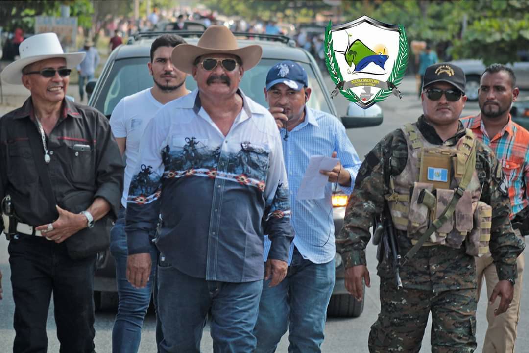 El alcalde Otoniel Lima Recinos (al frente de sombrero café) durante una actividad municipal. (Foto Prensa Libre: Otoniel Recinos/Facebook)