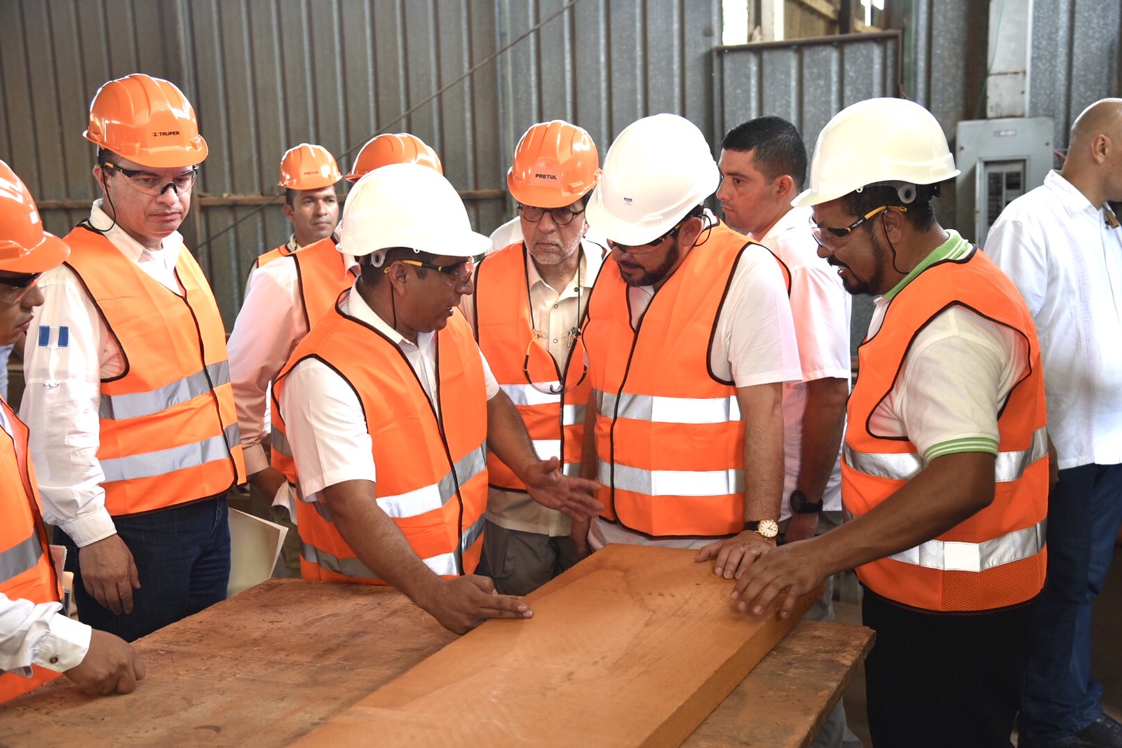 Las autoridades visitan proyectos de manejo forestal, lo cuales evitan las talas ilegales en la Reserva de la Biosfera Maya en Petén. (Foto Prensa Libre: Cortesía)