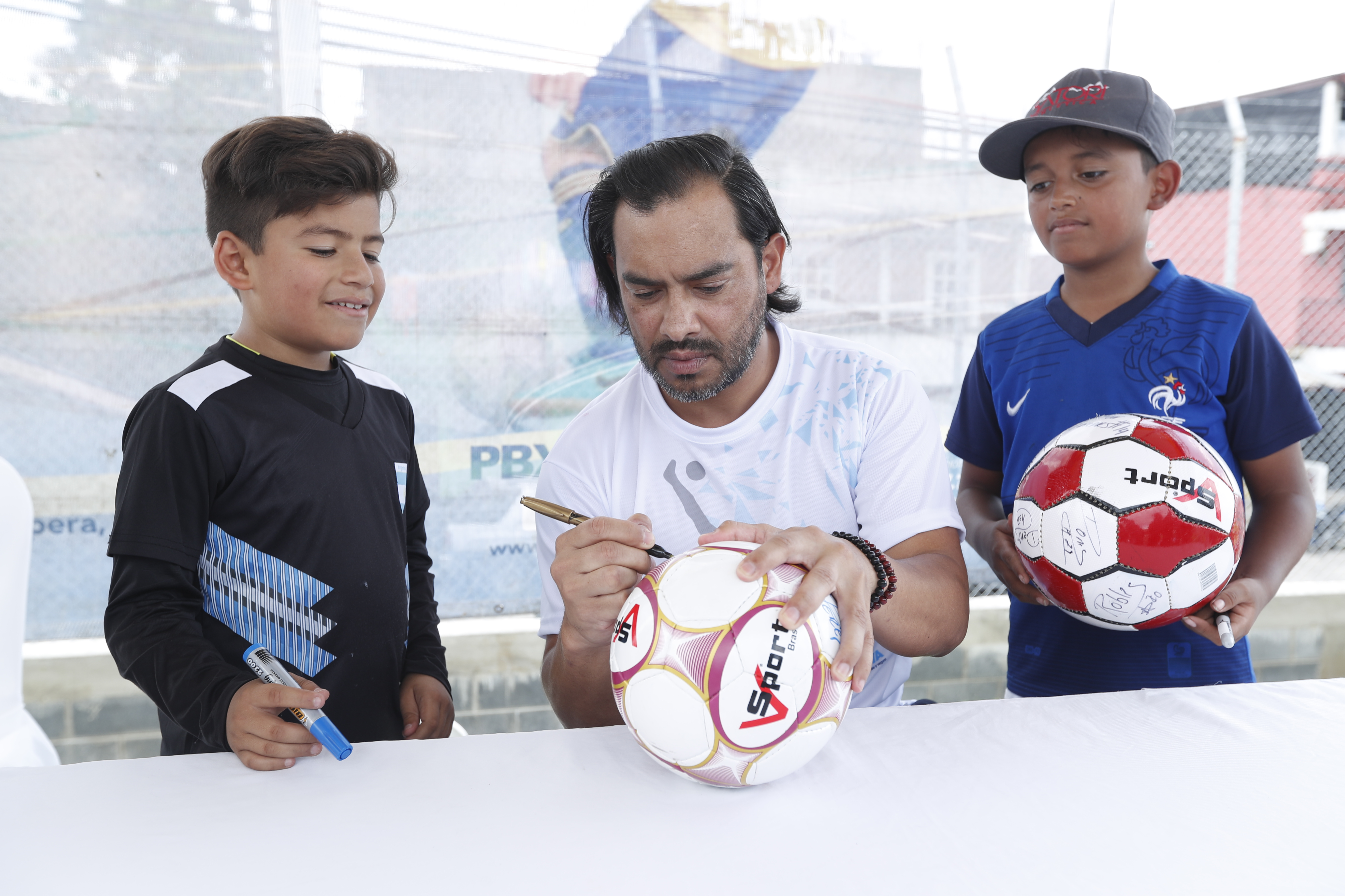 La academia del destacado exfutbolista funcionará en el estadio de gramilla sintética de la colonia Villalobos 1, zona 12.