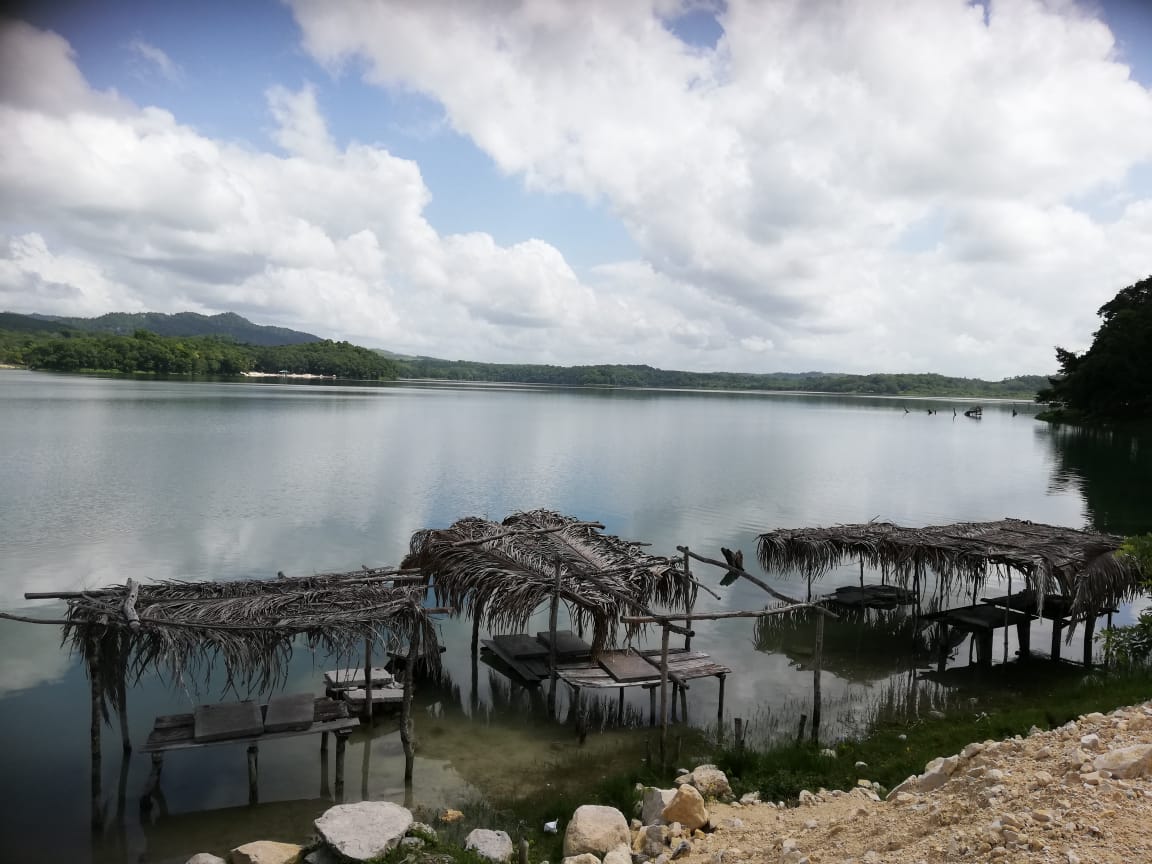 Varias piletas artesanales han sido instaladas en la Laguna de Macanché, en Flores, Petén. (Foto Prensa Libre: Dony Stewart)