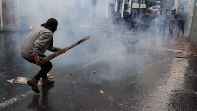 OTODELDIA- AME4787.  Manifestantes se enfrentan con la Policía durante una jornada de protesta contra las medidas económicas del Gobierno del presidente Lenín Moreno este jueves en Quito (Ecuador). Ecuador amaneció este jueves con un nuevo precio en los combustibles tras la eliminación del subsidio, lo que provocó una paralización parcial del transporte y la suspensión de clases en escuelas y colegios por orden del Gobierno para precautelar la seguridad de los estudiantes. EFE