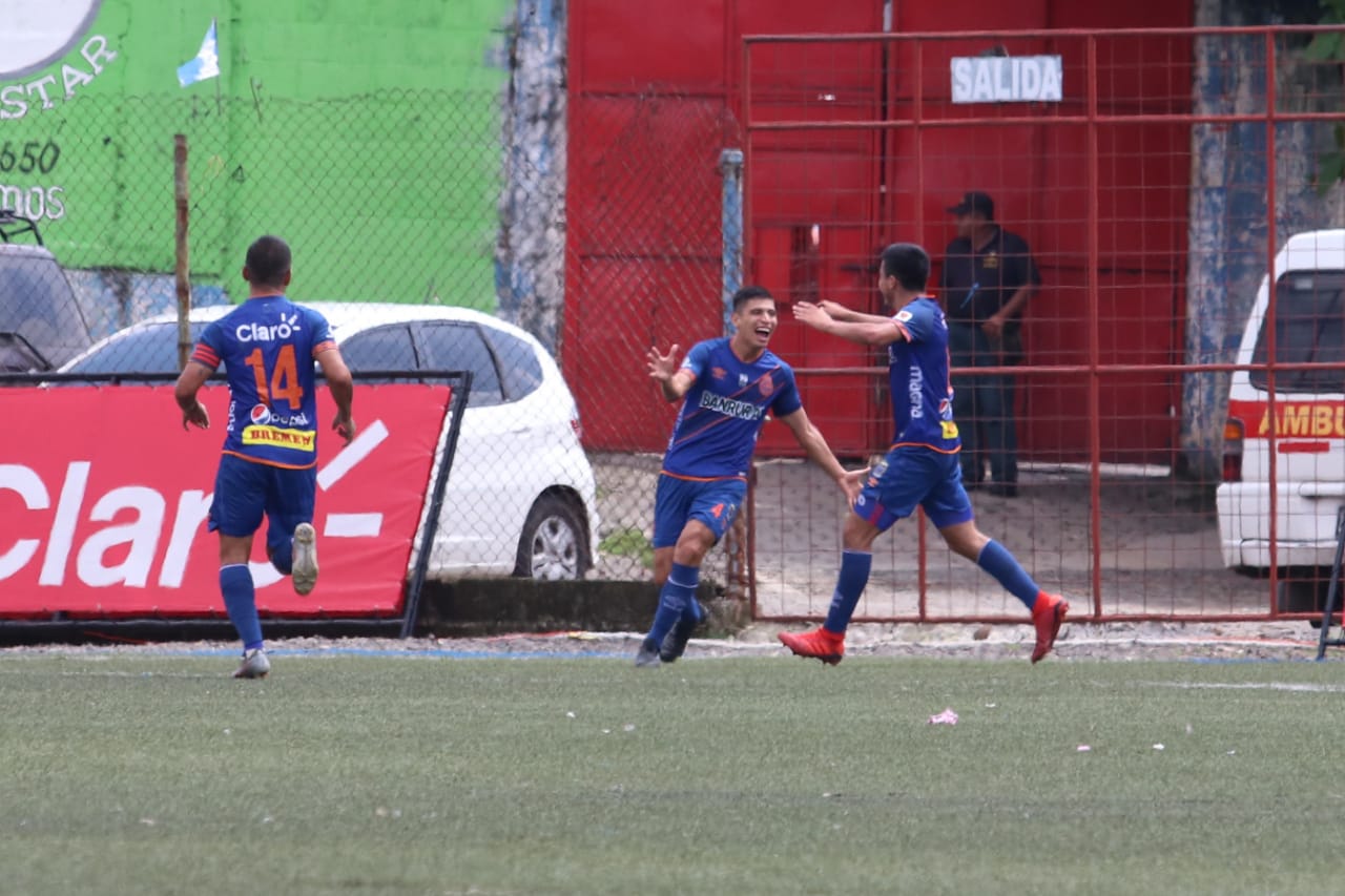 Luis de León celebra el primer gol para Municipal. (Foto Prensa Libre: Raúl Juárez)