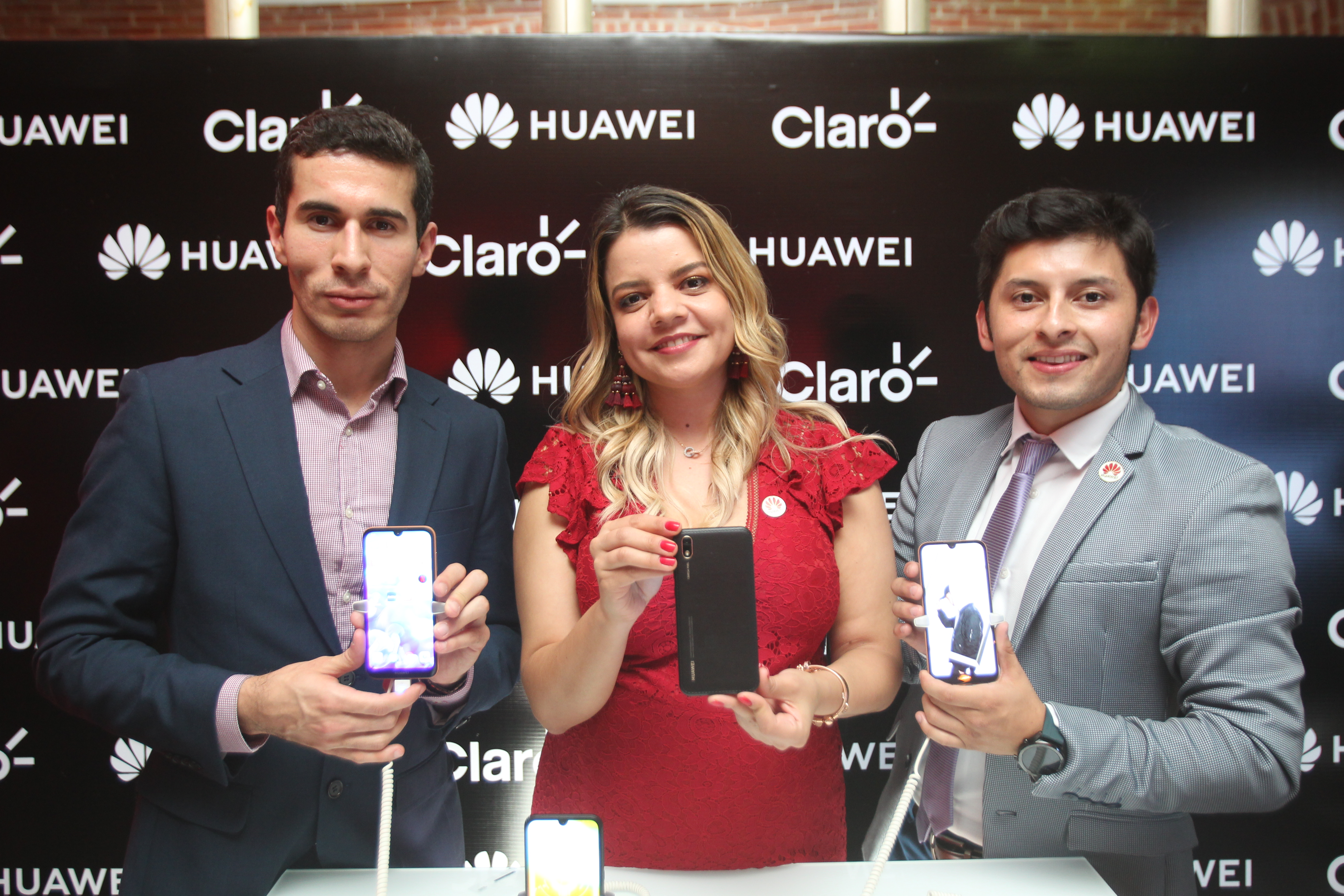 Javier López gerente de comunicación y mercadeo Huawei CBG Gutemala, Paola Maldonado gerente de canales de venta y distribución, y Wilder Velásquez gerente de entrenamiento para Guatemala de Huawei CBG. (Foto Prensa Libre: Norvin Mendoza)