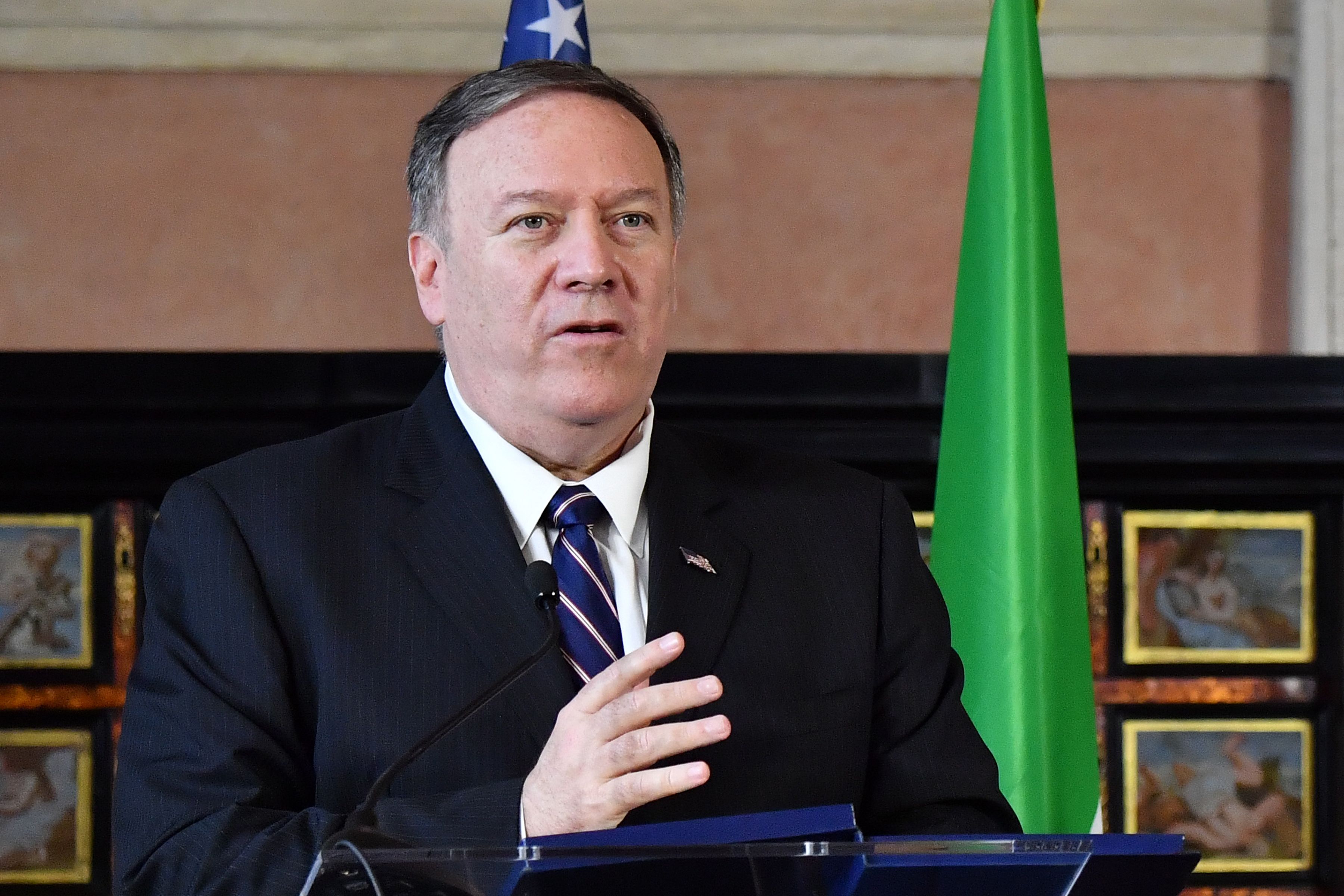 Mike Pompeo, confirmó que participó en conversación telefónica entre el presidente de Estados Unidos, Donald Trump, y el mandatario ucraniano, Vladímir Zelenski.  (Foto Prensa Libre: AFP)