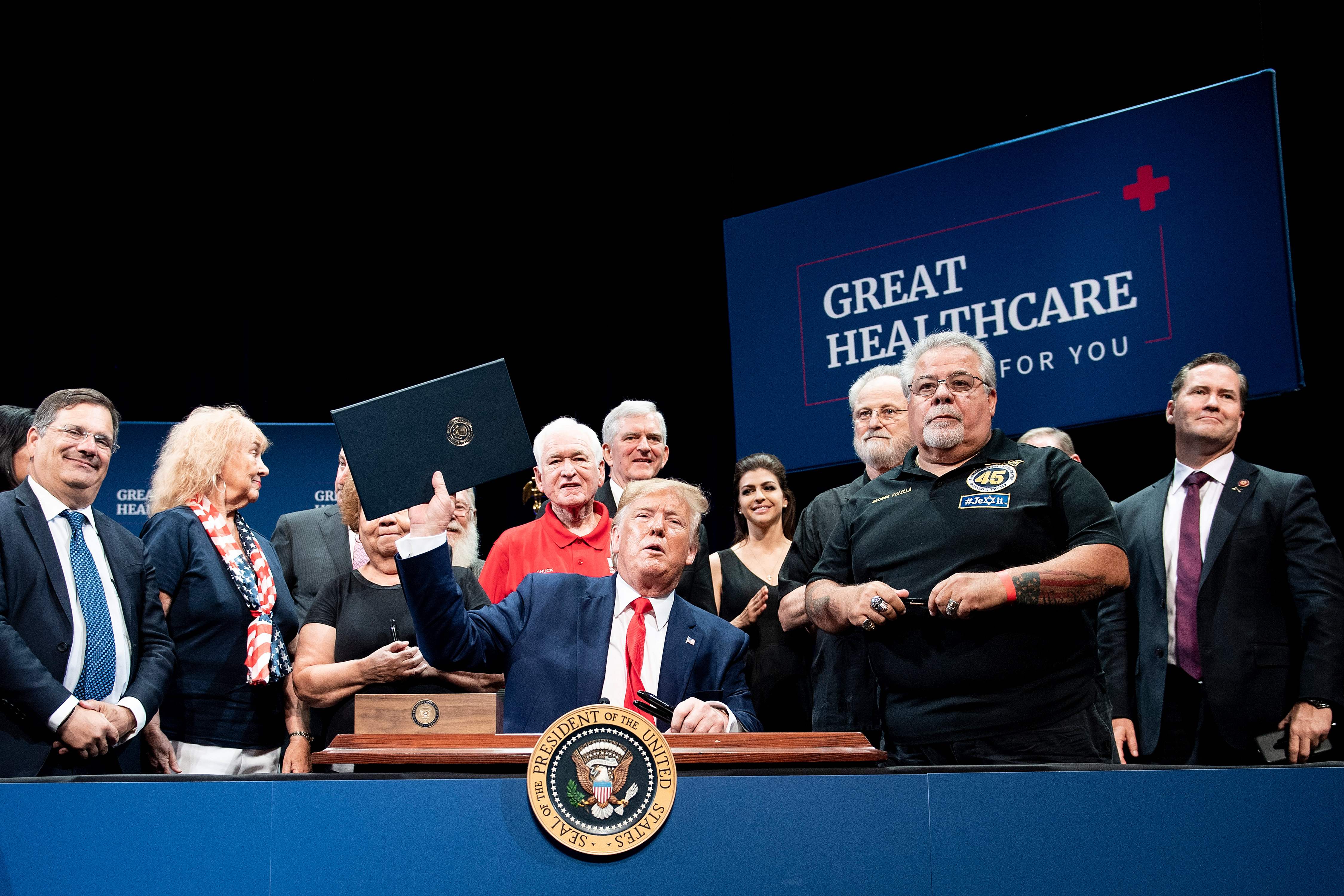 El presidente de EE. UU., Donald Trump, quiere buscar la forma de "manchar" a su opositor político, Joe Biden. (Foto Prensa Libre: AFP)