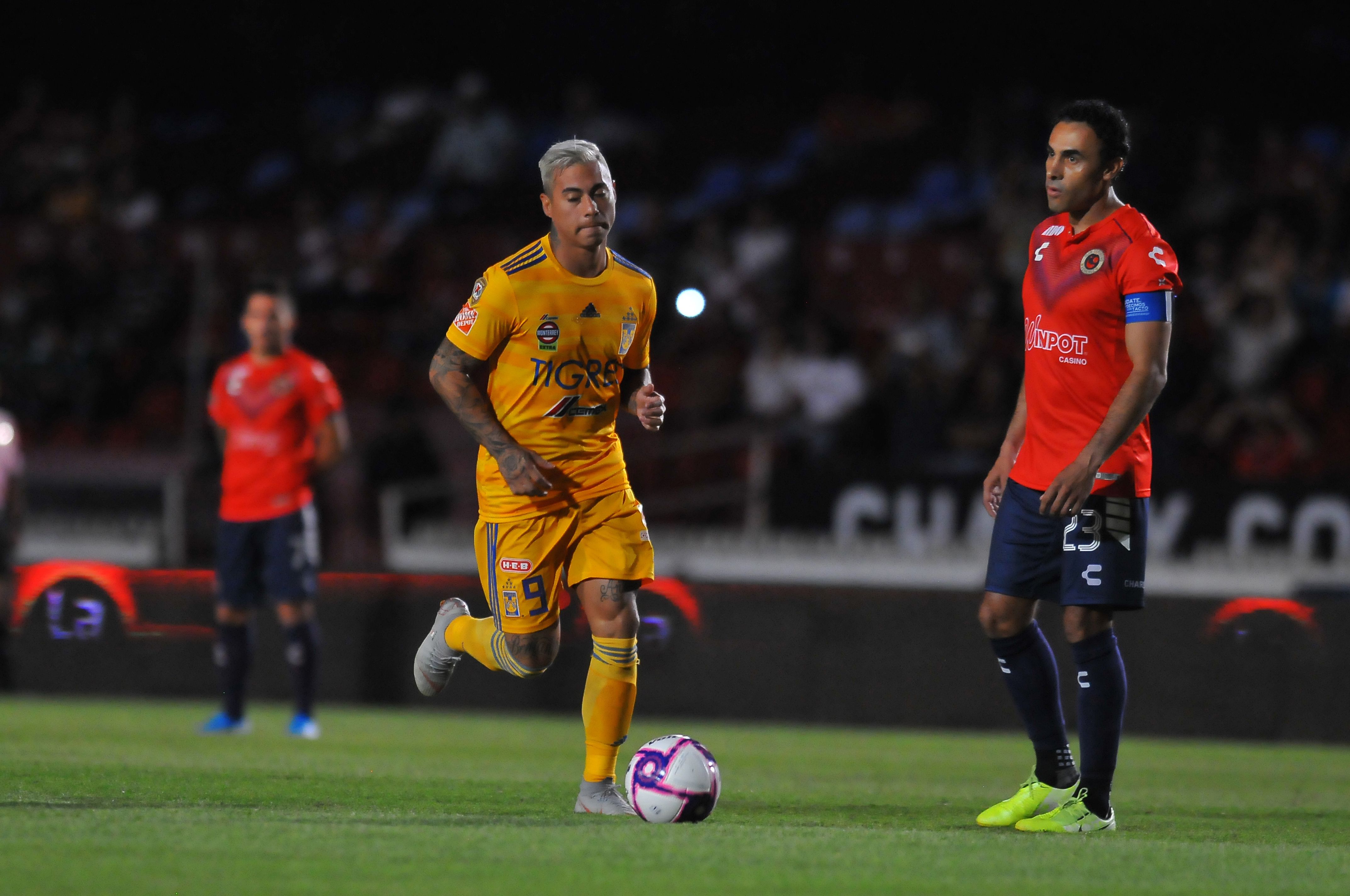 Leobardo Lopez, de Veracruz, observa como Eduardo Vargas, de Tigres, conduce el balón en el partido del sábado.  (Foto Prensa Libre: AFP).