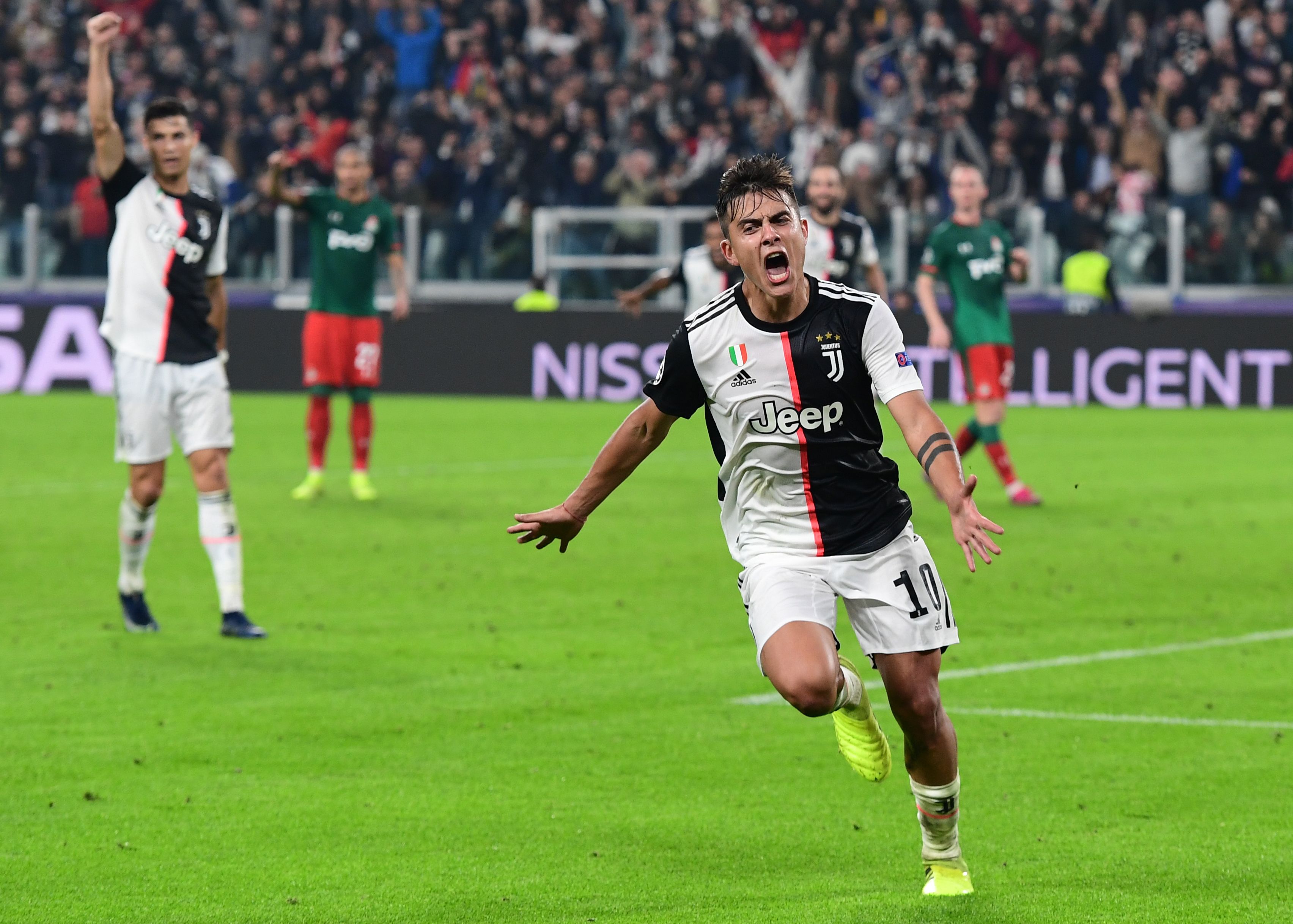 Paulo Dybala celebra celebra el secundo gol contra el Lokomotiv de Moscú. (Foto  Prensa Libre: AFP).