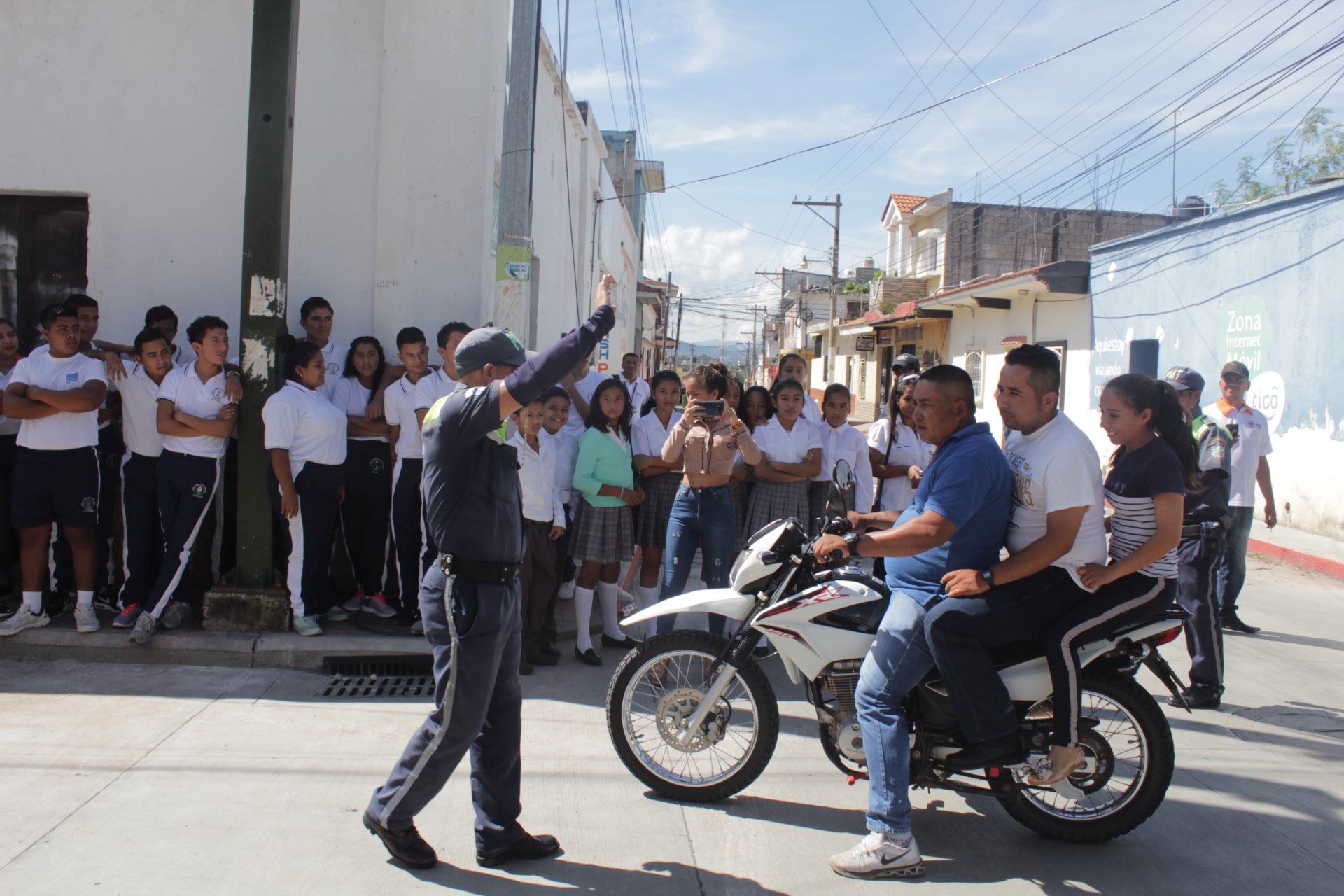 En Jutiapa es común que las personas sobrecarguen los vehículos y que se conduzcan sin casco protector. (Foto Prensa Libre: Tomada de Facebook)