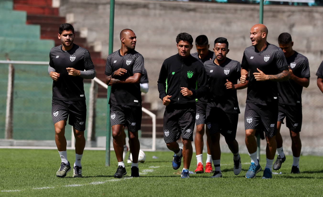 El equipo antigüeño trabaja para enfrentar este miércoles a Municipal. (Foto Prensa Libre: Carlos Vicente)