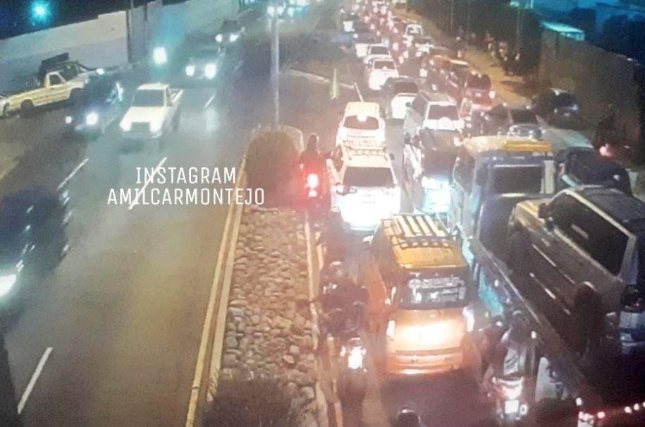 Caos vial por protesta en la ruta al Atlántico. (Foto Prensa Libre: Amílcar Montejo)