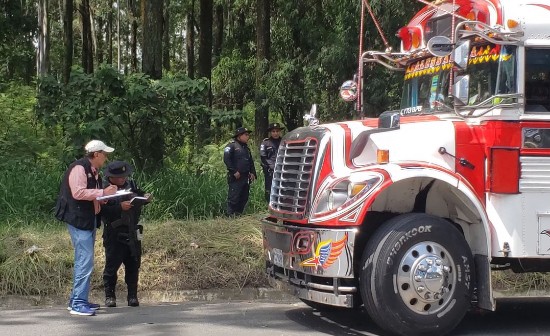 Según autoridades este fue el bus que arrolló a una mujer en Amatitlán. (Foto Prensa Libre: @SantosDalia). 

