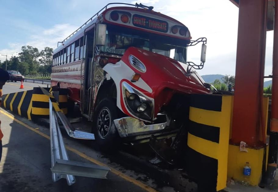 Bus que se accidentó en el peaje de la autopista Palín-Escuintla. (Foto Prensa Libre: @SantosDalia). 