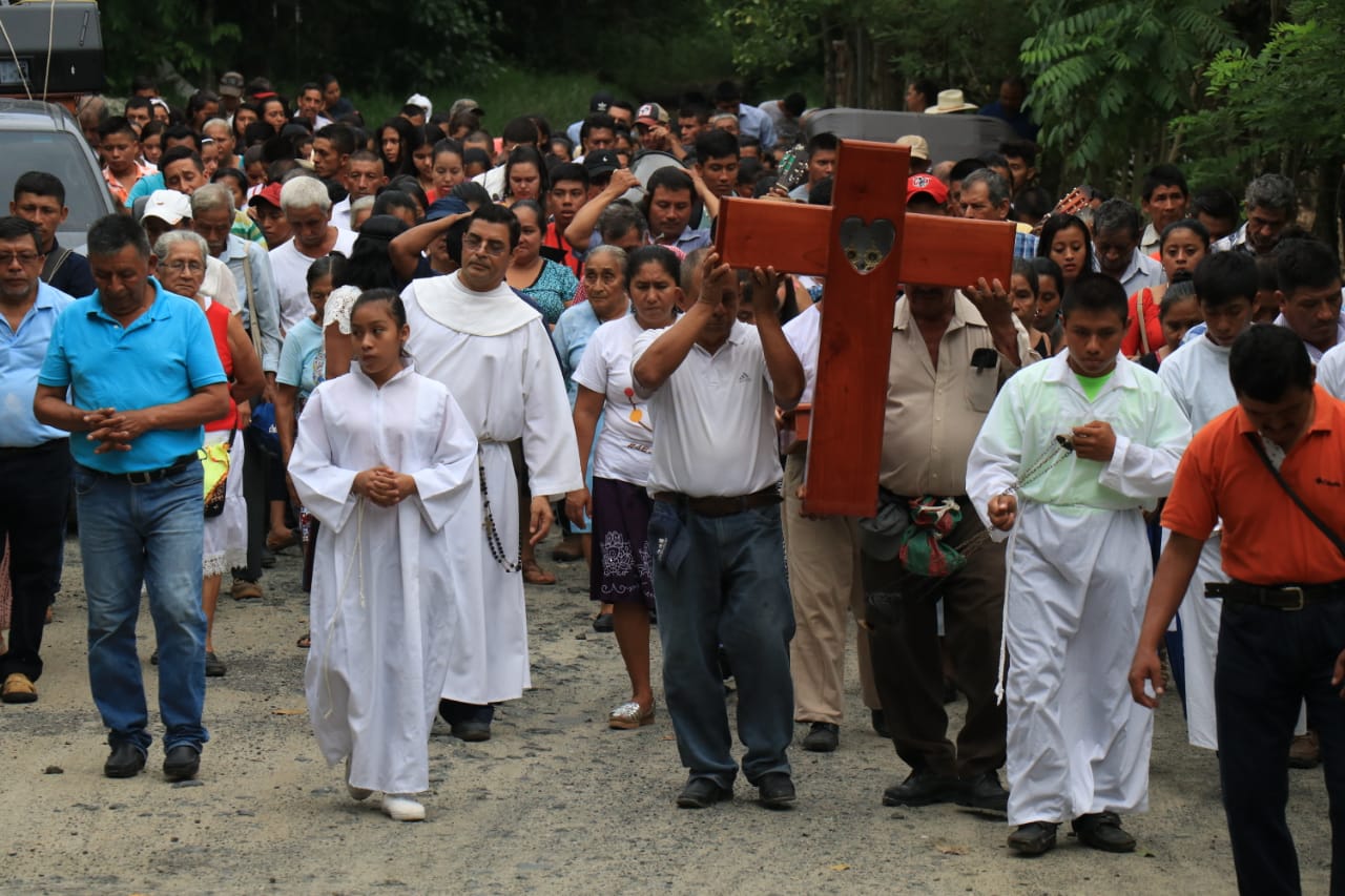 Feligreses católicos llevaron a cabo una peregrinación por el aniversario de la beatificación de los mártires de Izabal. (Foto Prensa Libre: Dony Stewart)