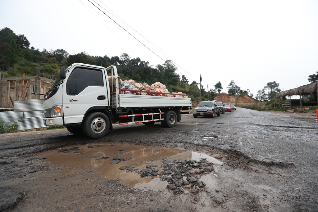 La ruta Interamericana, entre Cuatro Caminos y Pologuá, Totonicapán, está en pésimas condiciones, pese a ser una carretera internacional. (Foto Prensa Libre: Mynor Toc)