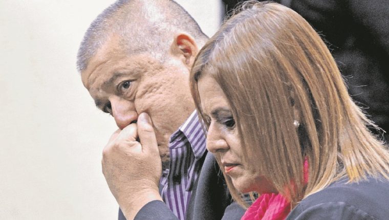 Carlos Rodas y Anahí Keller esperan el inicio del debate por el incendio en el Hogar Seguro Virgen de la Asunción. (Foto Prensa Libre: Hemeroteca)