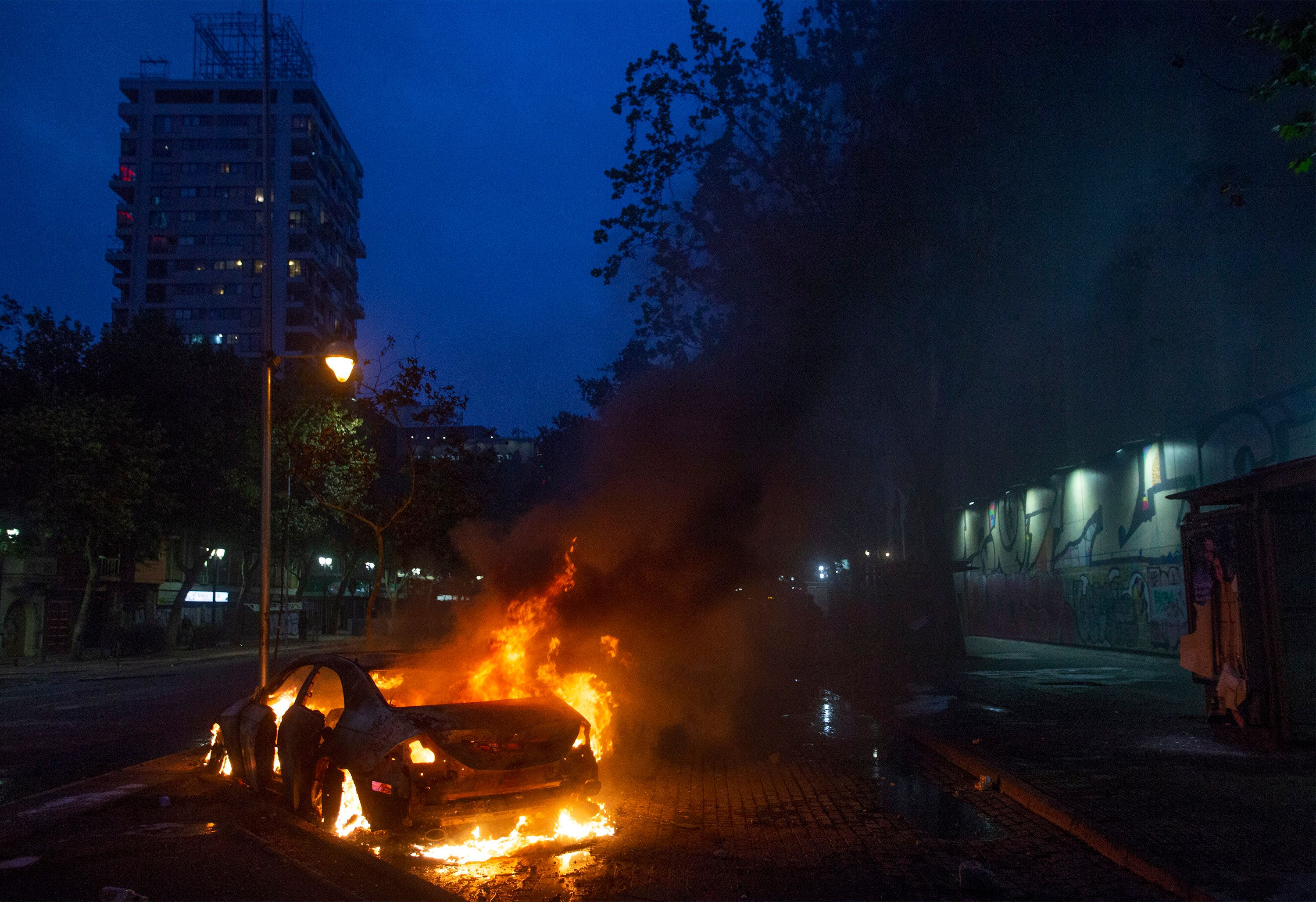 El gobierno de Chile decretó este sábado por la noche un toque de queda en Santiago, a raíz de las protestas callejeras. (Foto Prensa Libre: Hemeroteca PL)