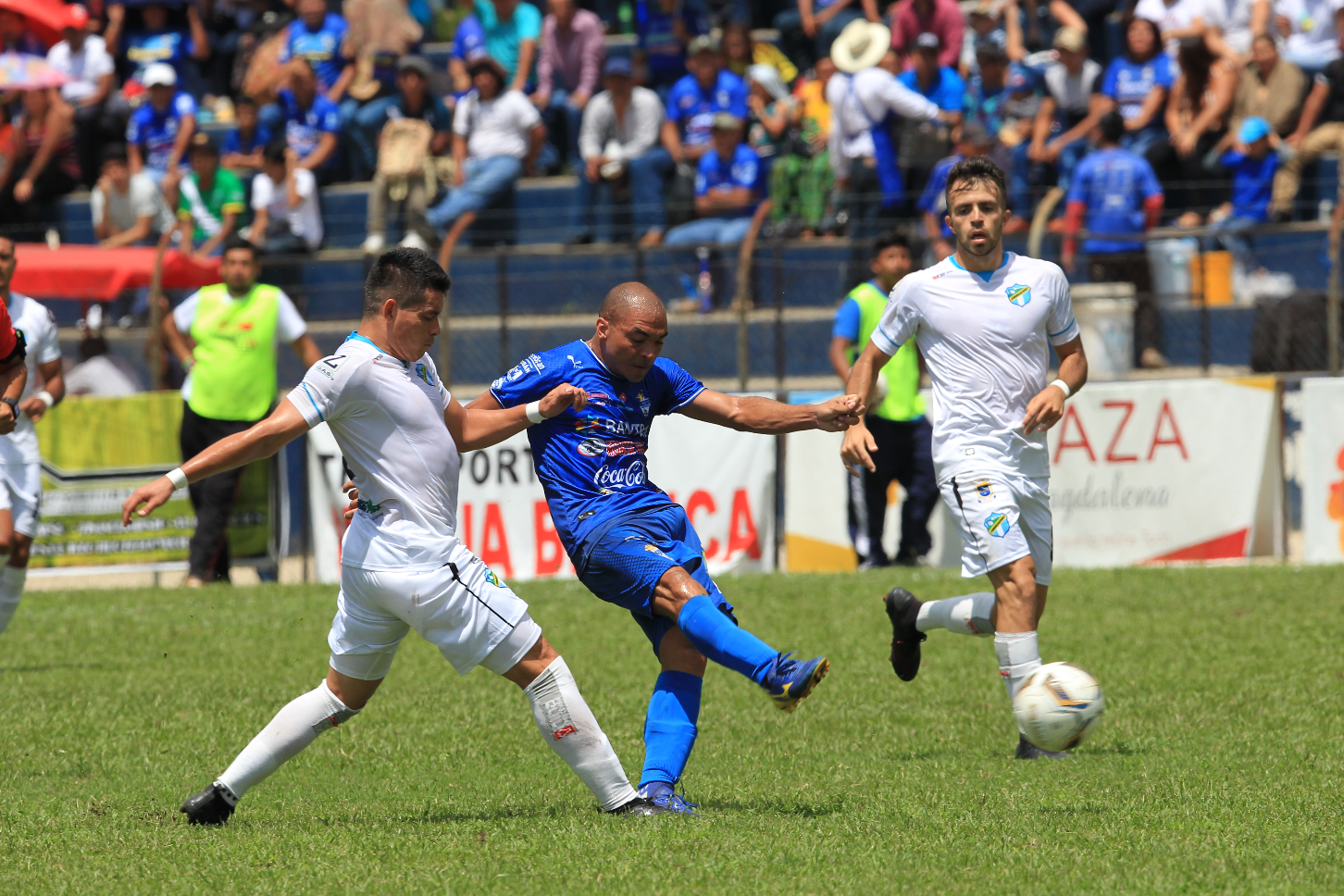 Janderson Pereira controla el balón tras el acoso de Robin Betancourth. (Foto Prensa Libre: Norvin Mendoza)