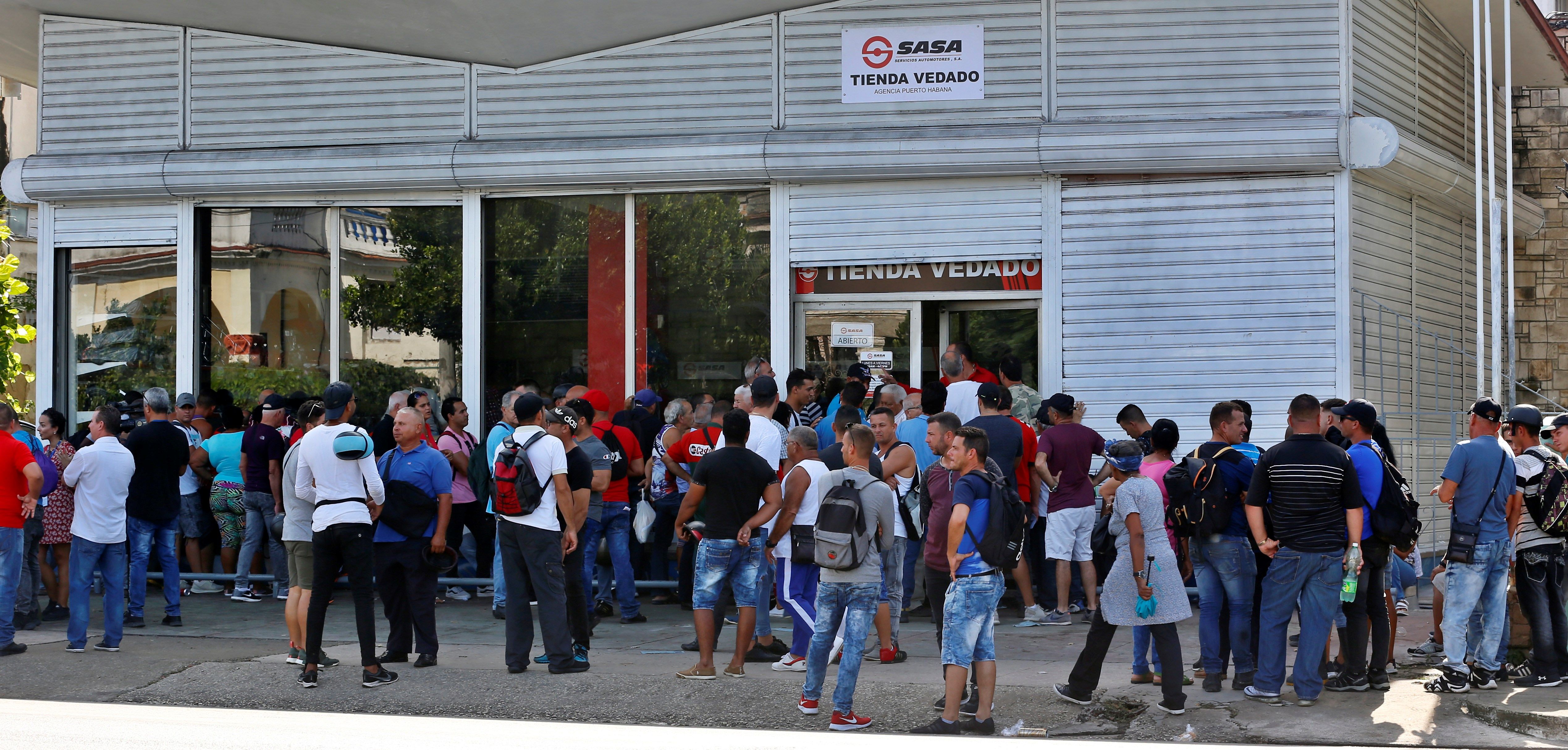 Televisores, aire acondicionado y refrigeradores son los más demandados. (Foto Prensa Libre: EFE)