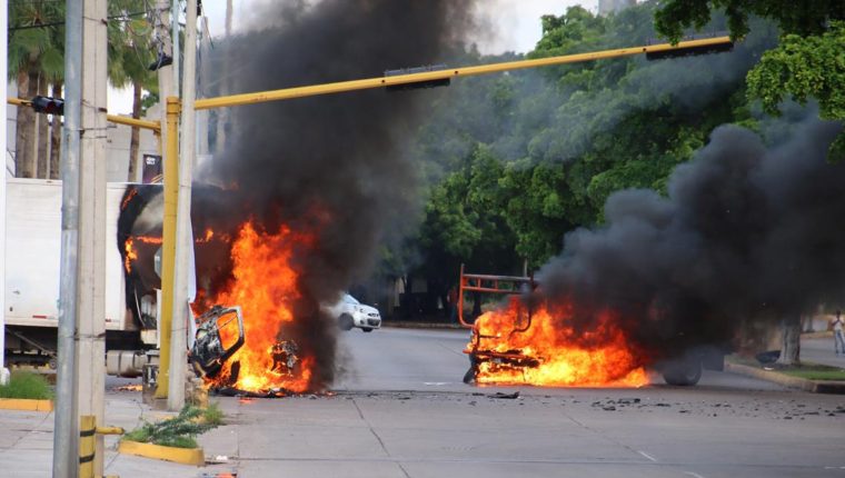 Personas fuertemente armadas en camiones de cuatro por cuatro libraron una intensa batalla contra las fuerzas de seguridad mexicanas en la ciudad de Culiacán, México. (Foto Prensa Libre: AFP)