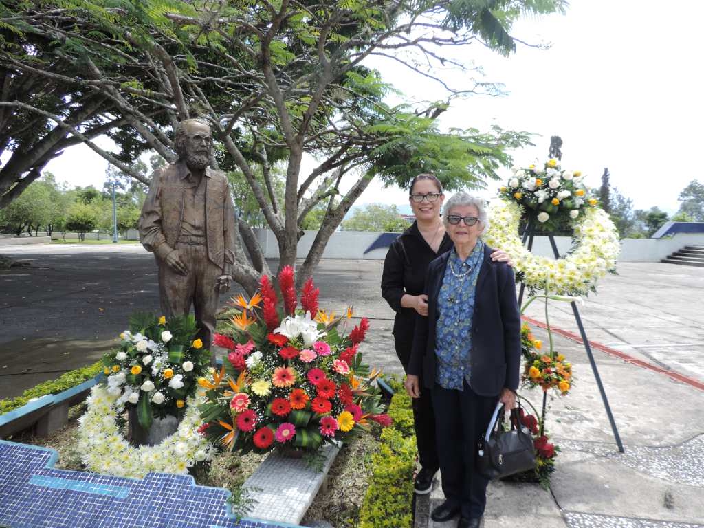 Lorena Recinos (hija) y Clemencia Recinos (hermana) de Efraín Recinos participaron en el homenaje al maestro este miércoles 2 de octubre en el Teatro Nacional.  (Foto Prensa Libre: Ingrid Reyes). 