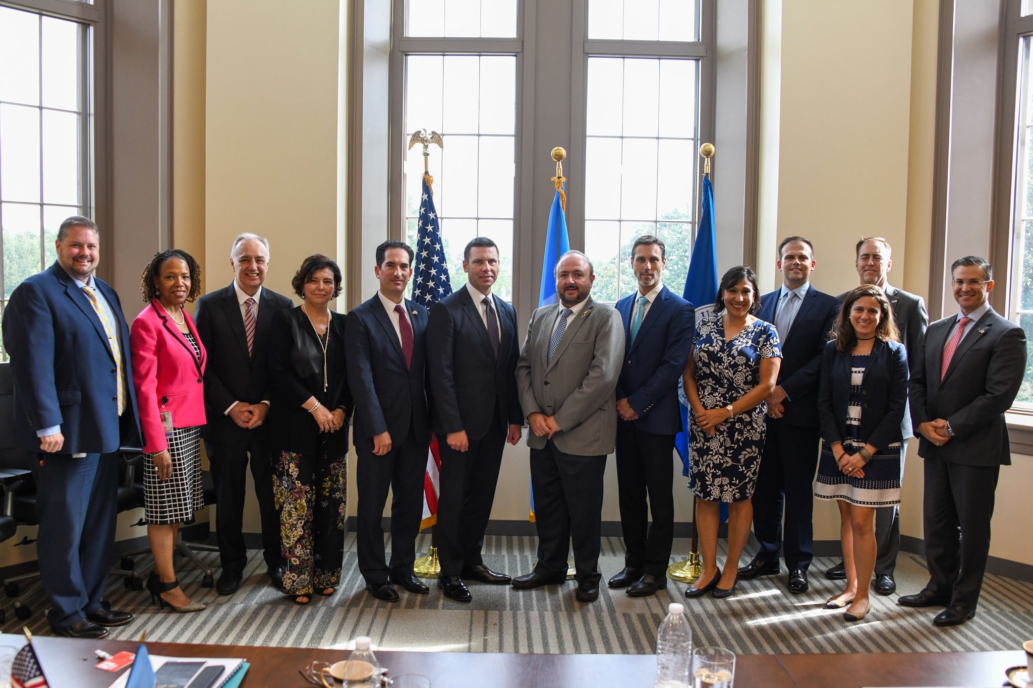 Empresarios guatemaltecos posan junto al secretario de Seguridad Nacional, Kevin McAleenan (centro). (Foto: Twitter/@DHSMcAleenan)