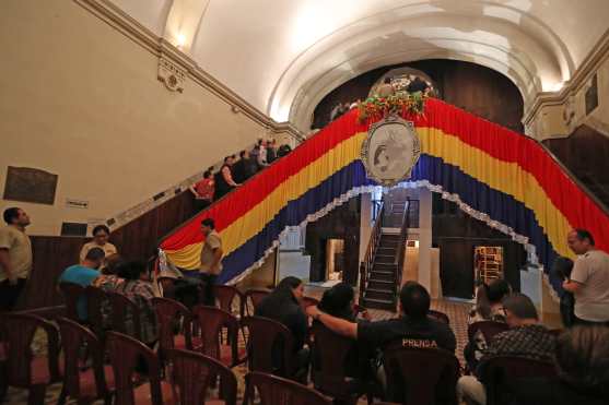 Colaboradores de la Basílica de Nuestra Señora del Rosario y de la Cofradía del Rosario esperan su turno para poder ver a la Virgen del Rosario. Foto Prensa Libre: Óscar Rivas