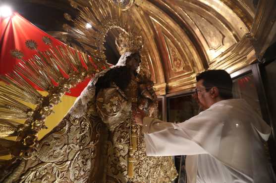 Fray Luis Roberto Aguilar OP es quien le da los últimos toques al ropaje de la Virgen del Rosario previo a ser mostrada a las personas de la Cofradía del Rosario. Foto Prensa Libre: Óscar Rivas