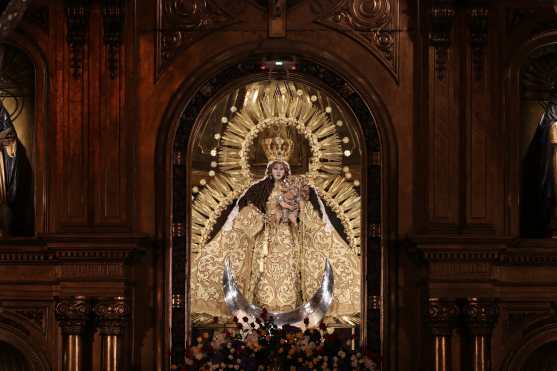 La imagen se ve completa en el Altar Mayor y las personas se emocionan, algunas lloran y otras 