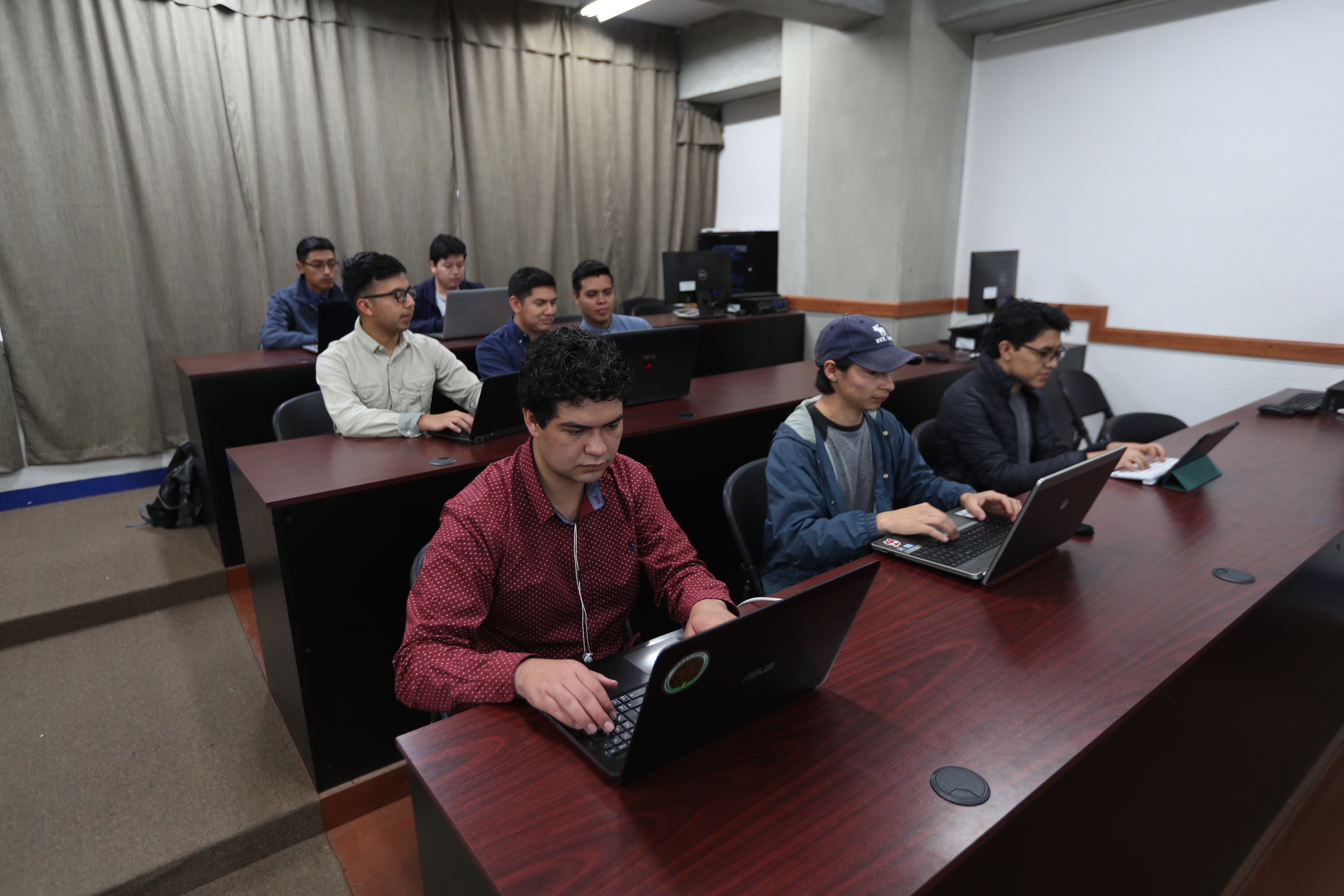 Los ocho estudiantes trabajaron durante cuatro meses para crear el software. (Foto Prensa Libre: María Longo) 