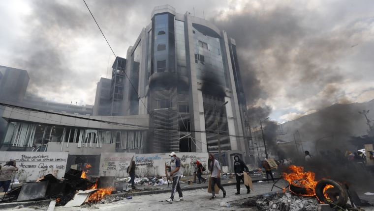 Manifestantes causan desmanes en la sede de la Contraloría de Ecuador. (Foto Prensa Libre: Hemeroteca)