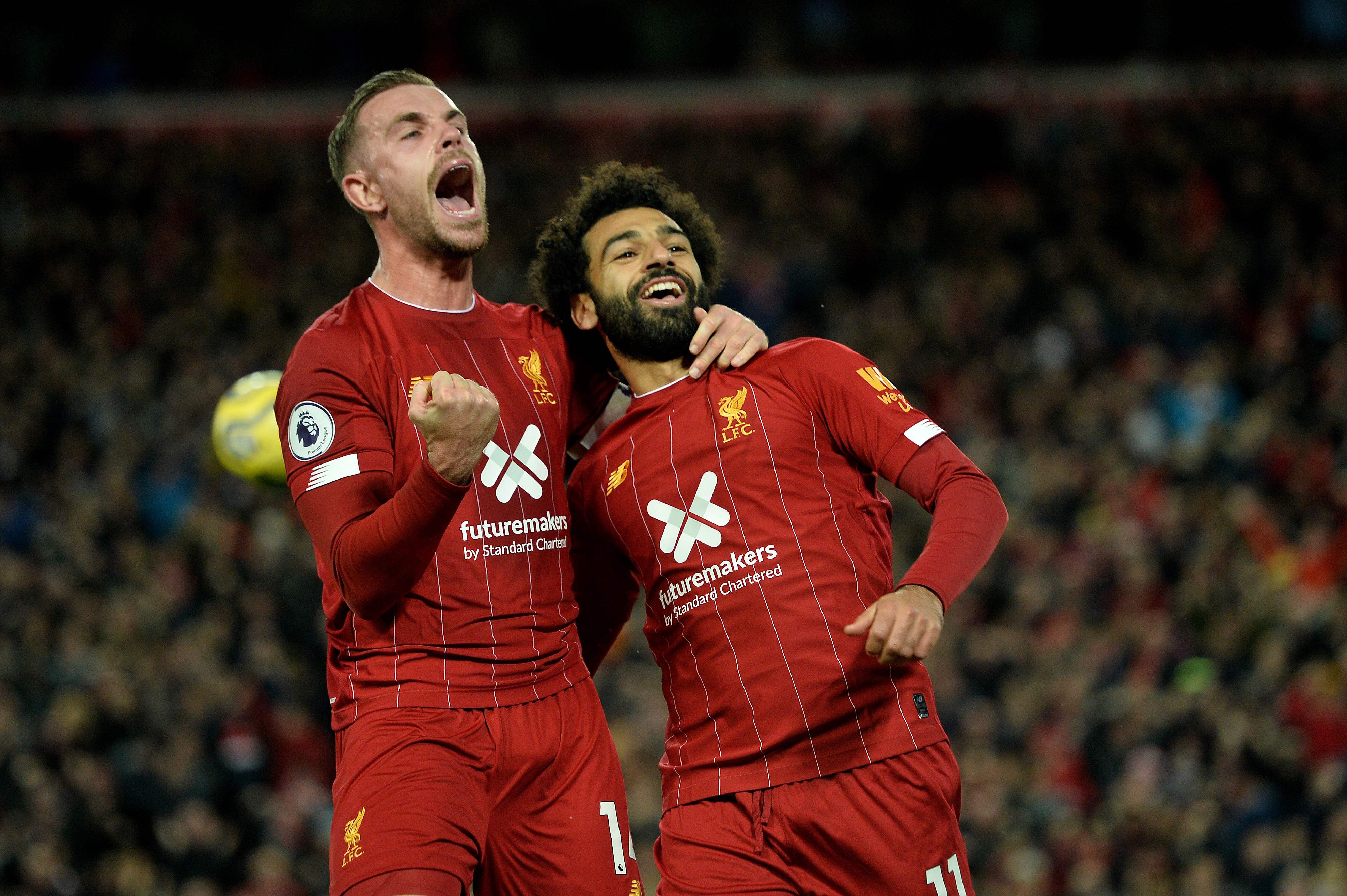 Mohamed Salah (derecha) celebra en el partido frente al Tottenham. (Foto Prensa Libre: AFP)