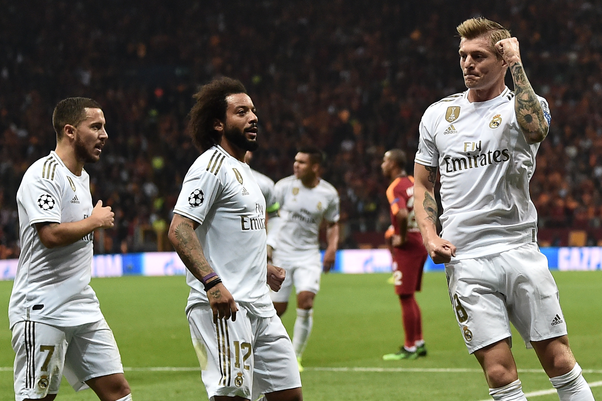 Toni Kroos (derecha) festeja después de anotar el gol del triunfo. (Foto Prensa Libre: AFP)